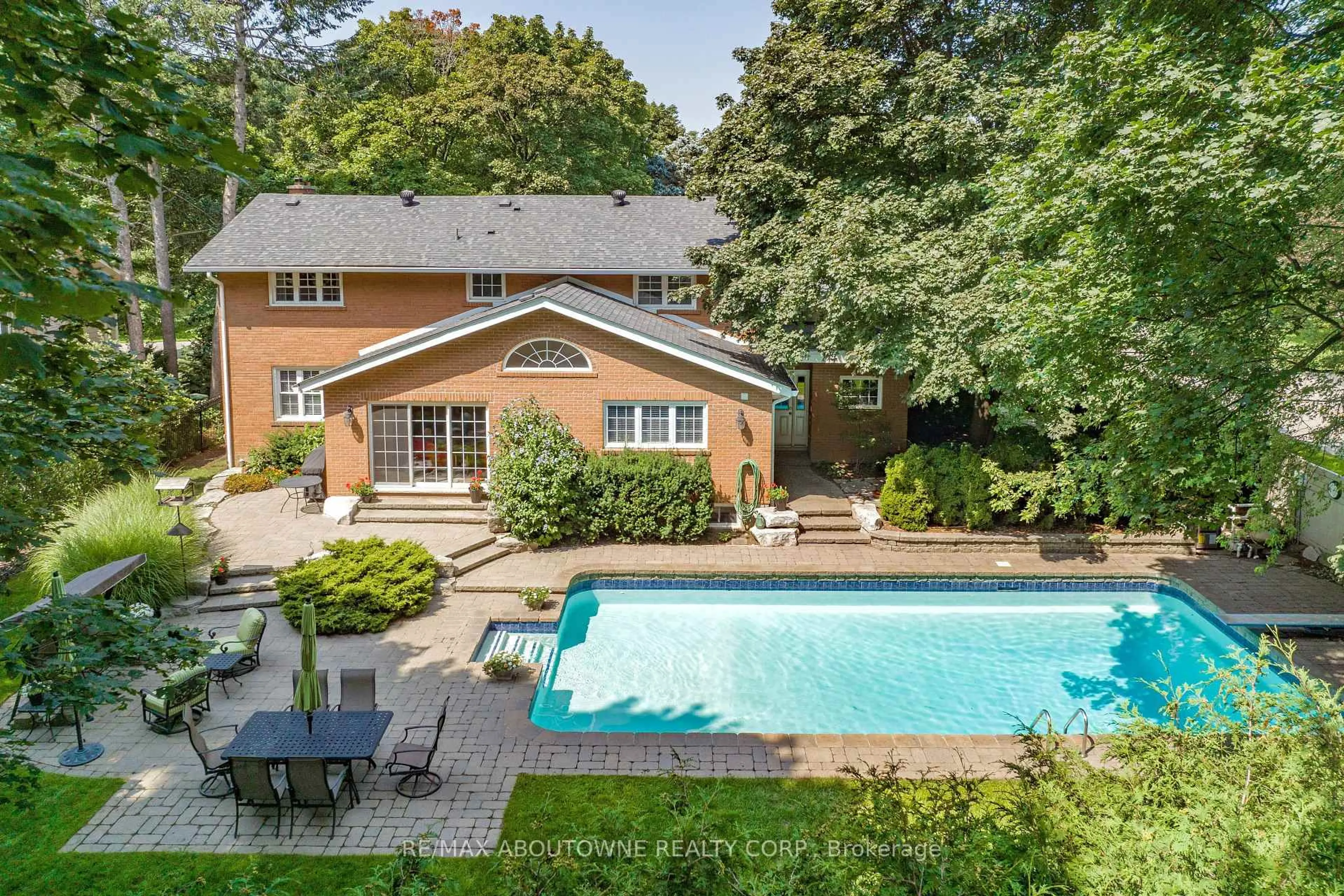 A pic from outside/outdoor area/front of a property/back of a property/a pic from drone, street for 1284 Cleaver Dr, Oakville Ontario L6J 1W3