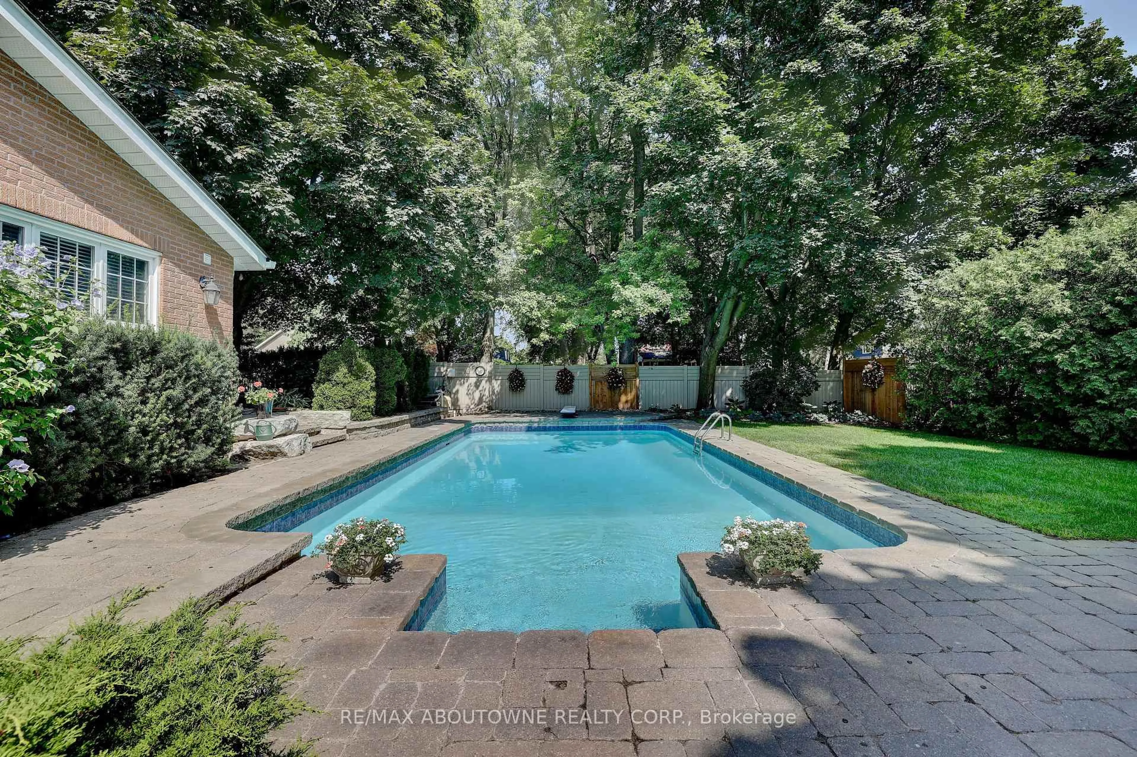 Pool for 1284 Cleaver Dr, Oakville Ontario L6J 1W3