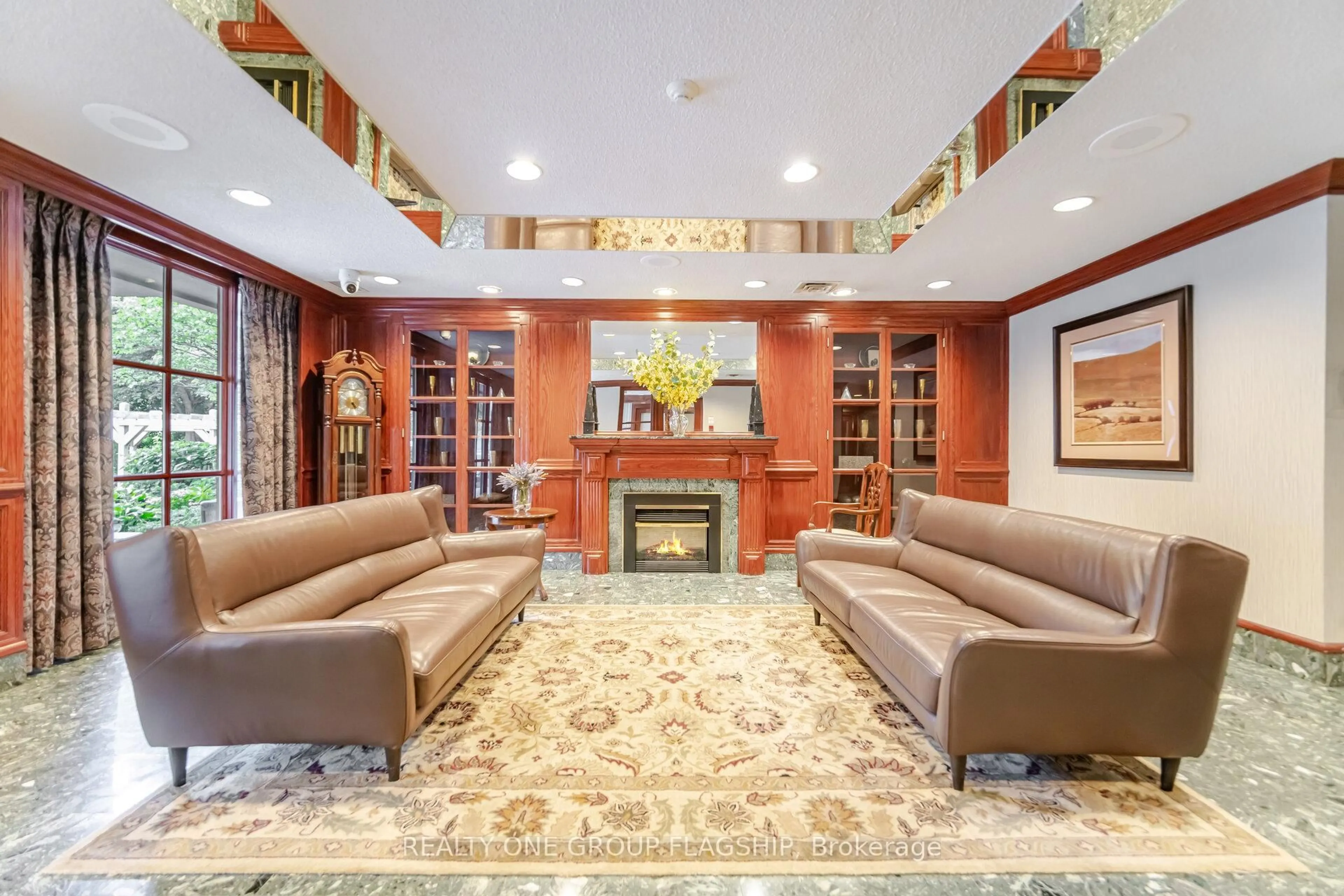 Lobby for 880 Dundas St #604, Mississauga Ontario L5C 4H3