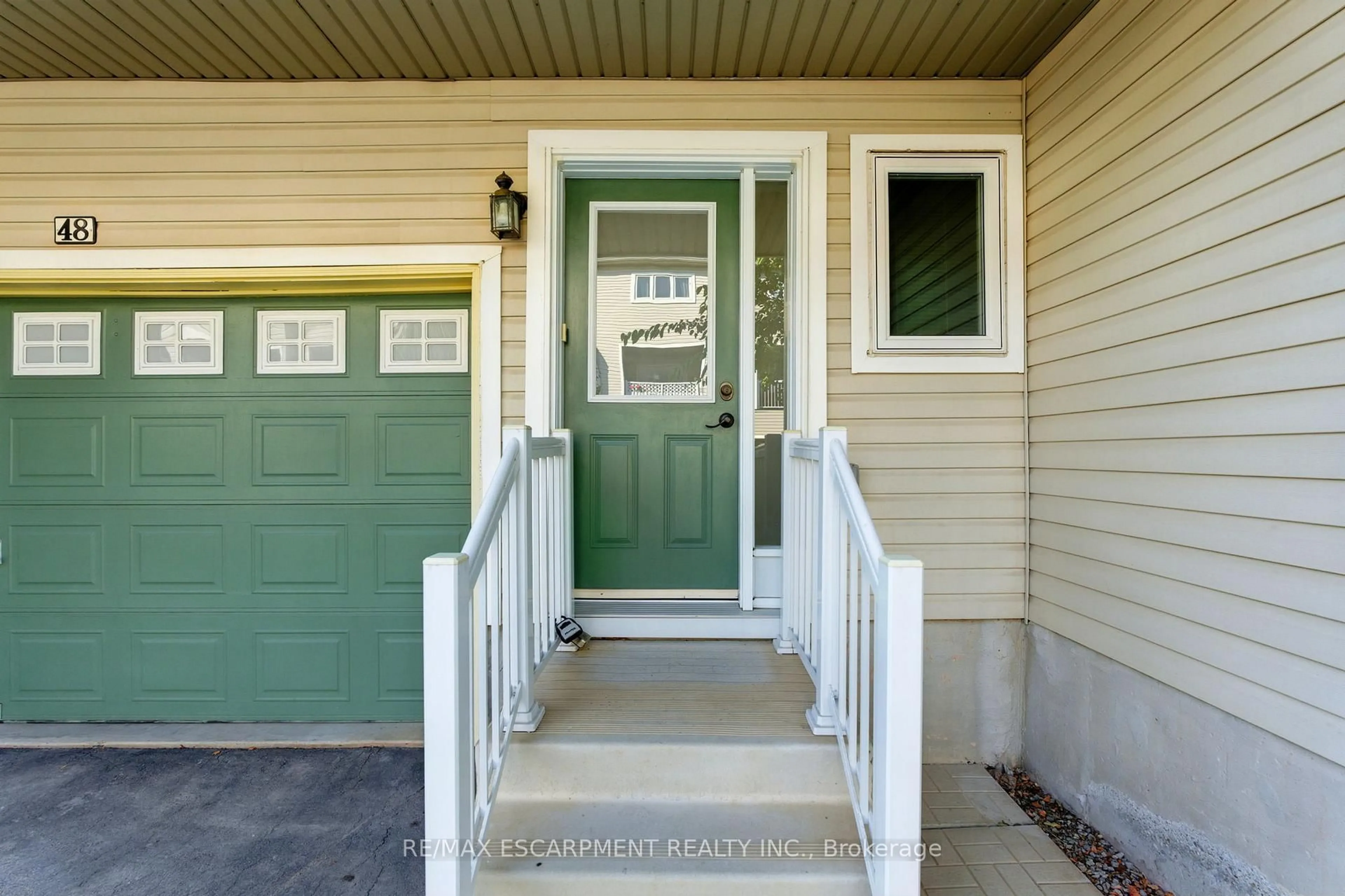 Home with vinyl exterior material, street for 5090 FAIRVIEW St #48, Burlington Ontario L7L 7H5