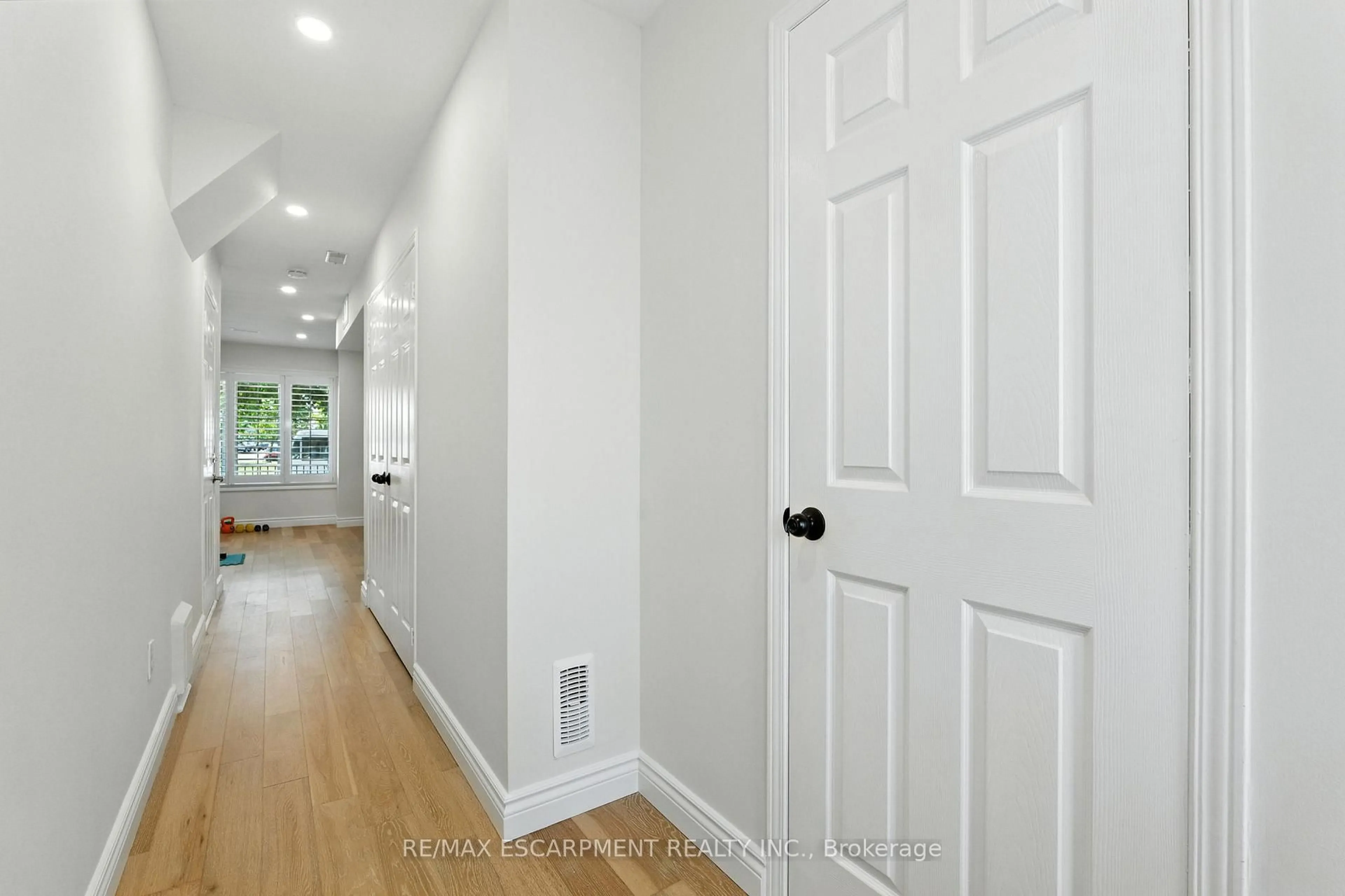 Indoor entryway for 5090 FAIRVIEW St #48, Burlington Ontario L7L 7H5