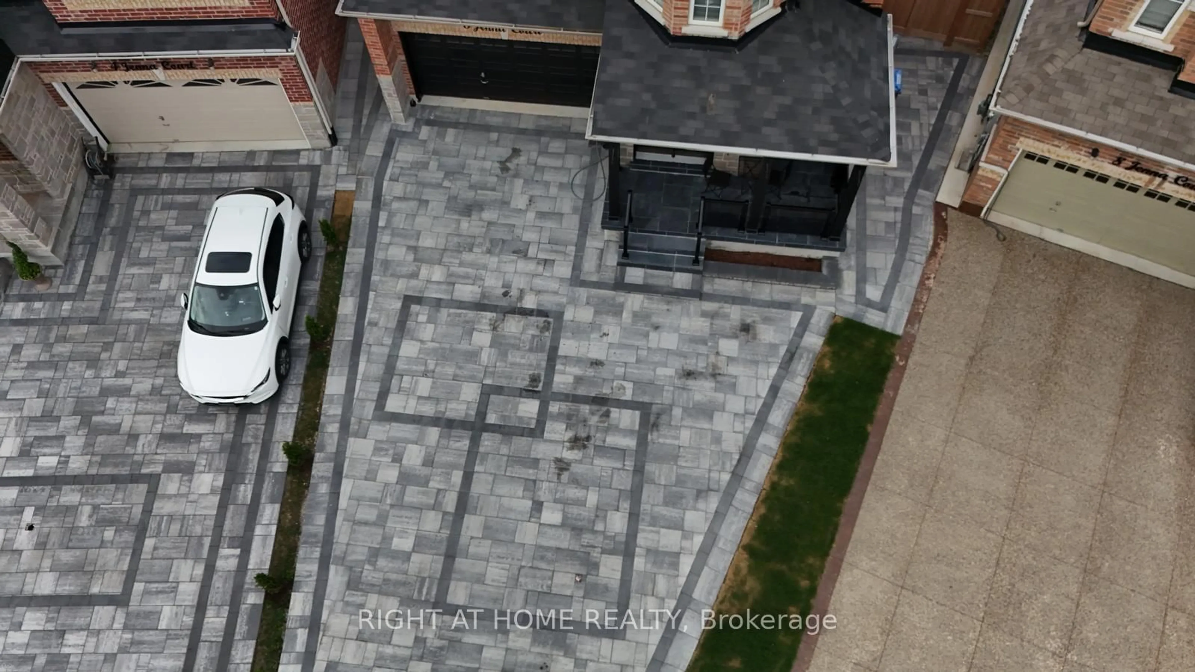 A pic from outside/outdoor area/front of a property/back of a property/a pic from drone, street for 98 Cookview Dr, Brampton Ontario L6R 3V1