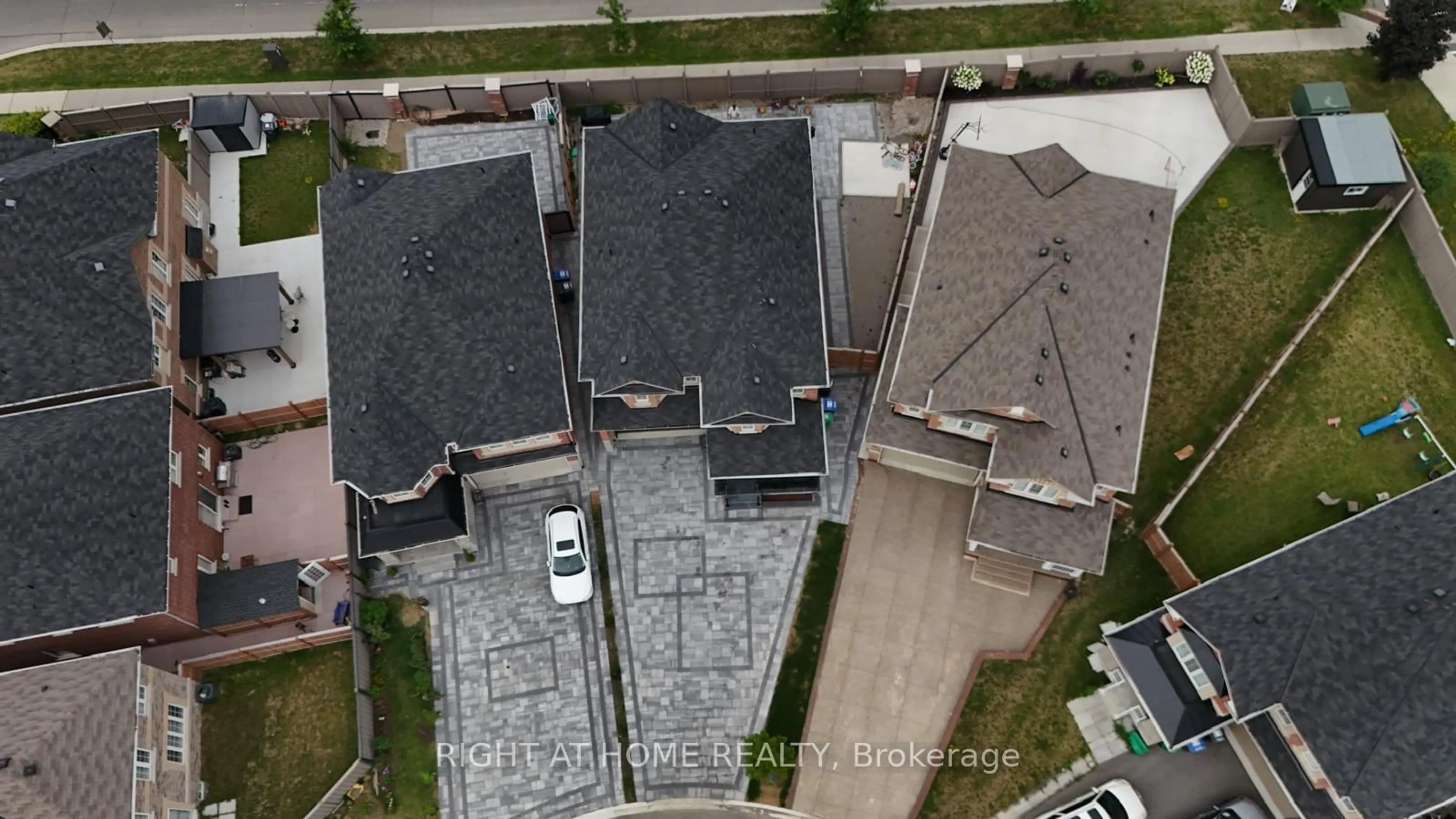 A pic from outside/outdoor area/front of a property/back of a property/a pic from drone, street for 98 Cookview Dr, Brampton Ontario L6R 3V1