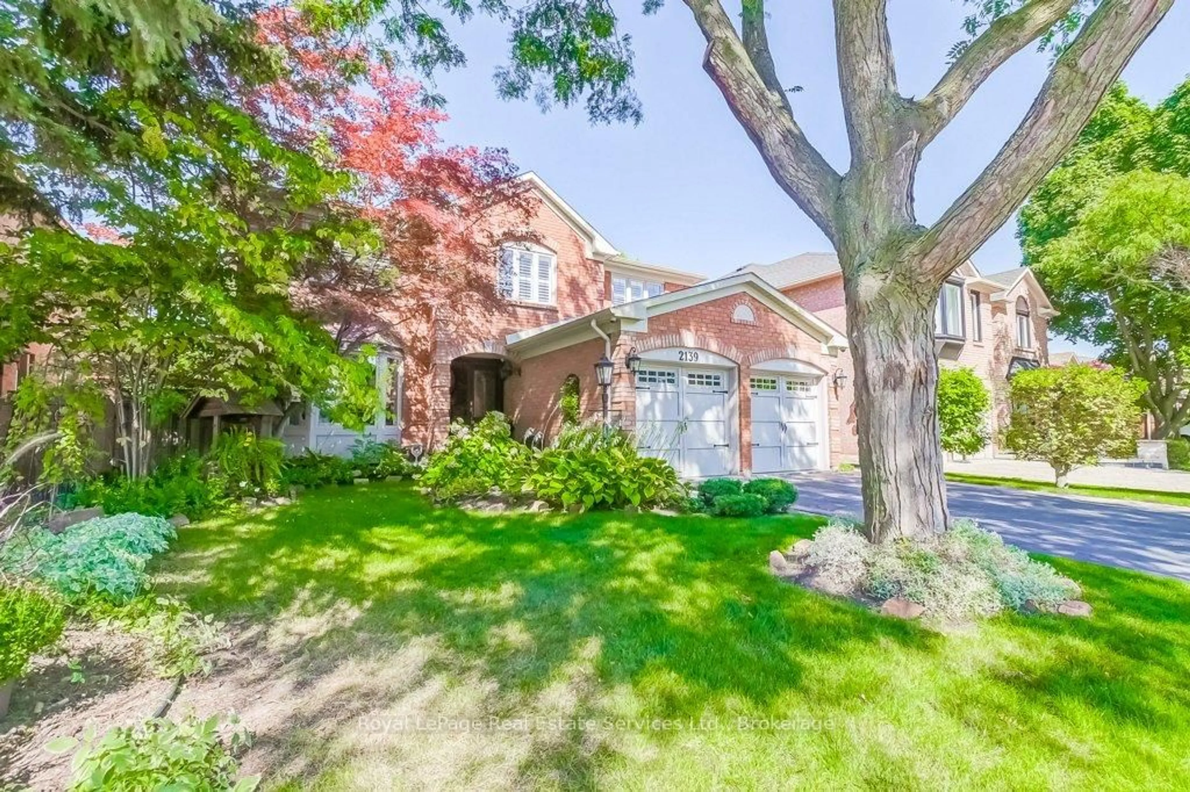 A pic from outside/outdoor area/front of a property/back of a property/a pic from drone, street for 2139 Brays Lane, Oakville Ontario L6M 2T2