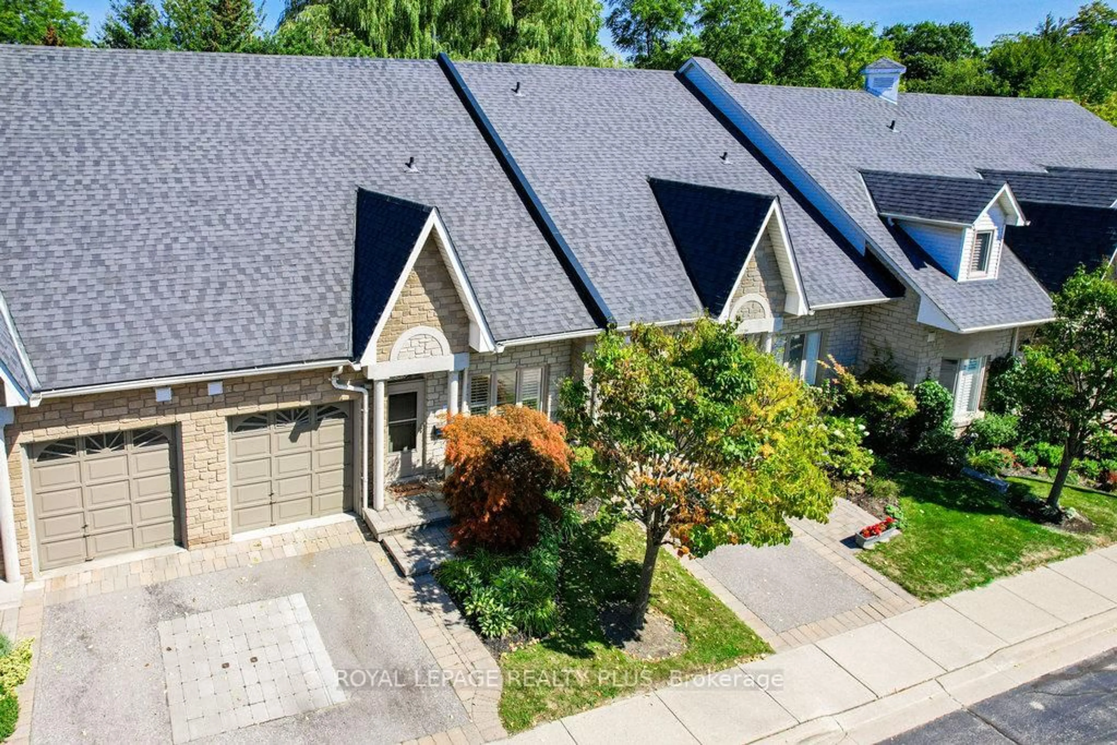 A pic from outside/outdoor area/front of a property/back of a property/a pic from drone, street for 1010 Cristina Crt #6, Mississauga Ontario L5J 4T7