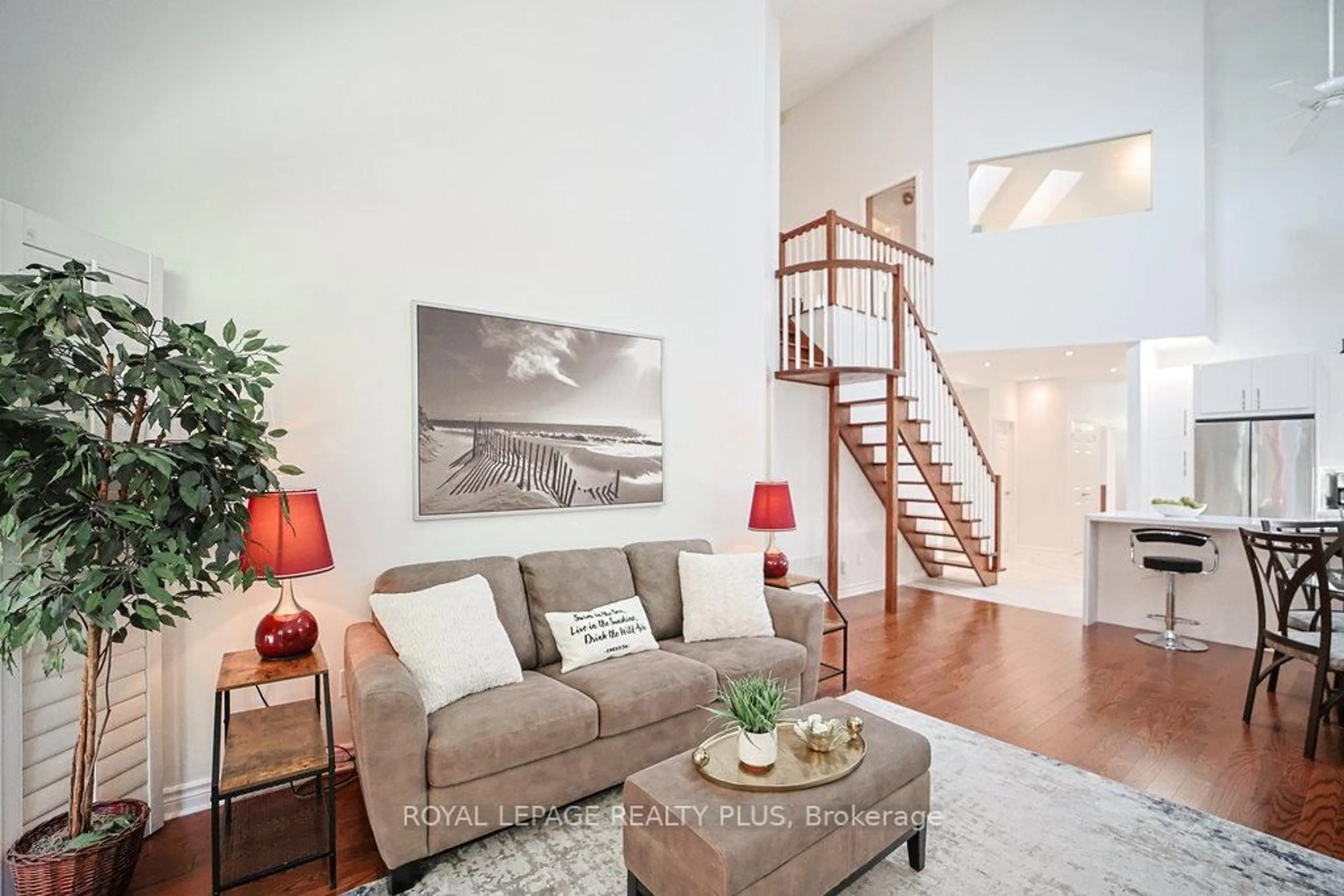Living room with furniture, unknown for 1010 Cristina Crt #6, Mississauga Ontario L5J 4T7
