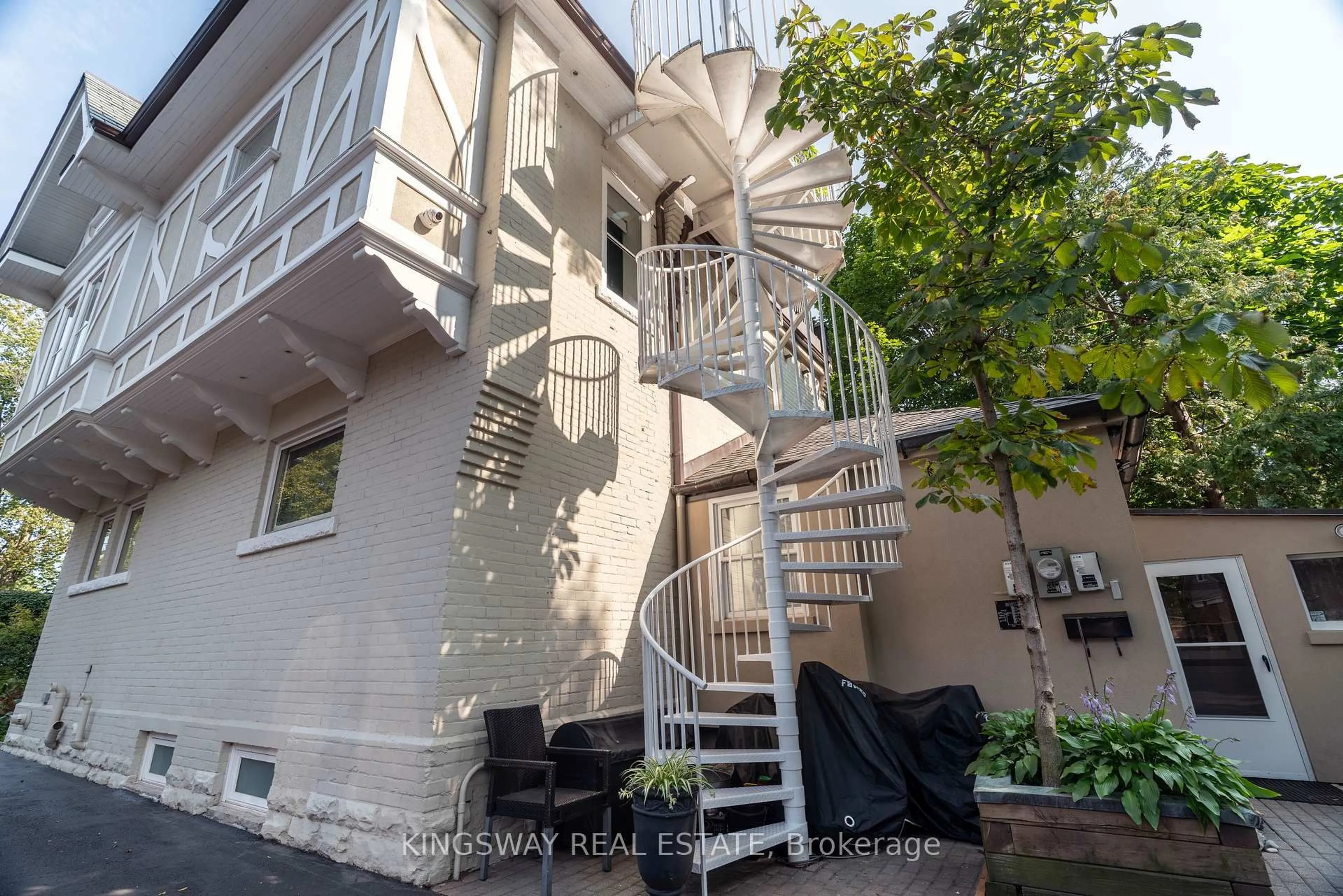 Stairs for 166 High Park Ave, Toronto Ontario M6P 2S4