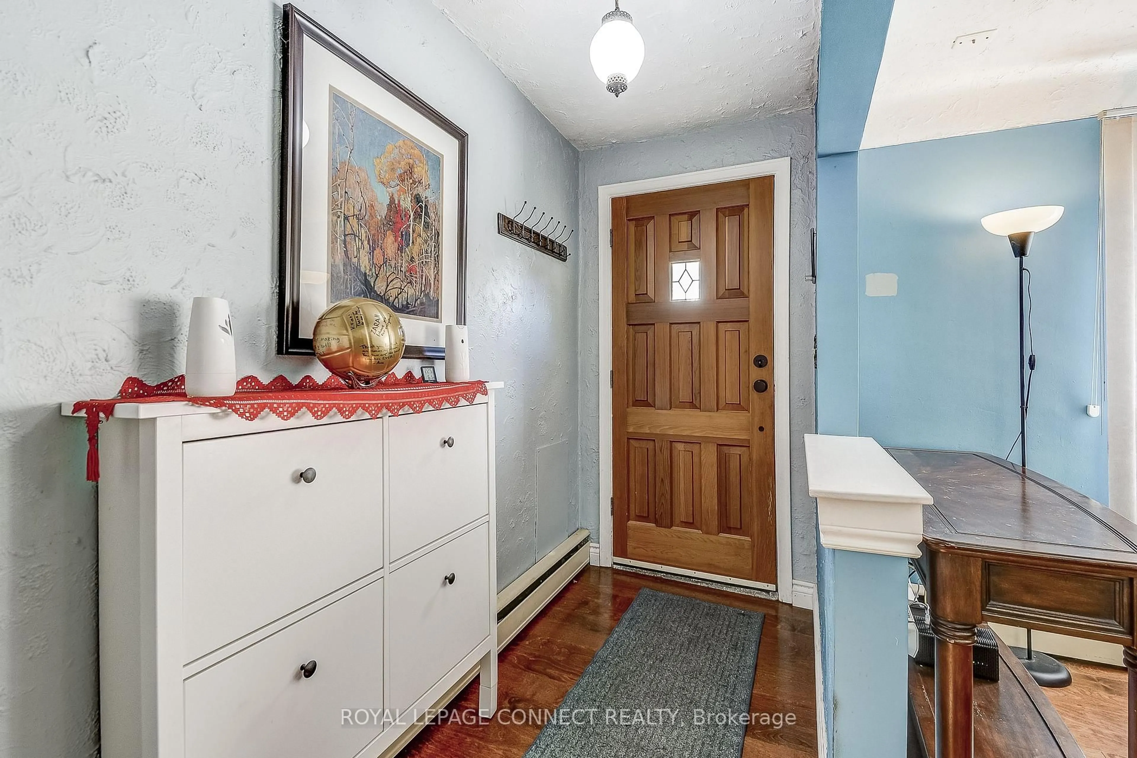 Indoor entryway for 2021 Churchill Ave, Burlington Ontario L7R 3T8
