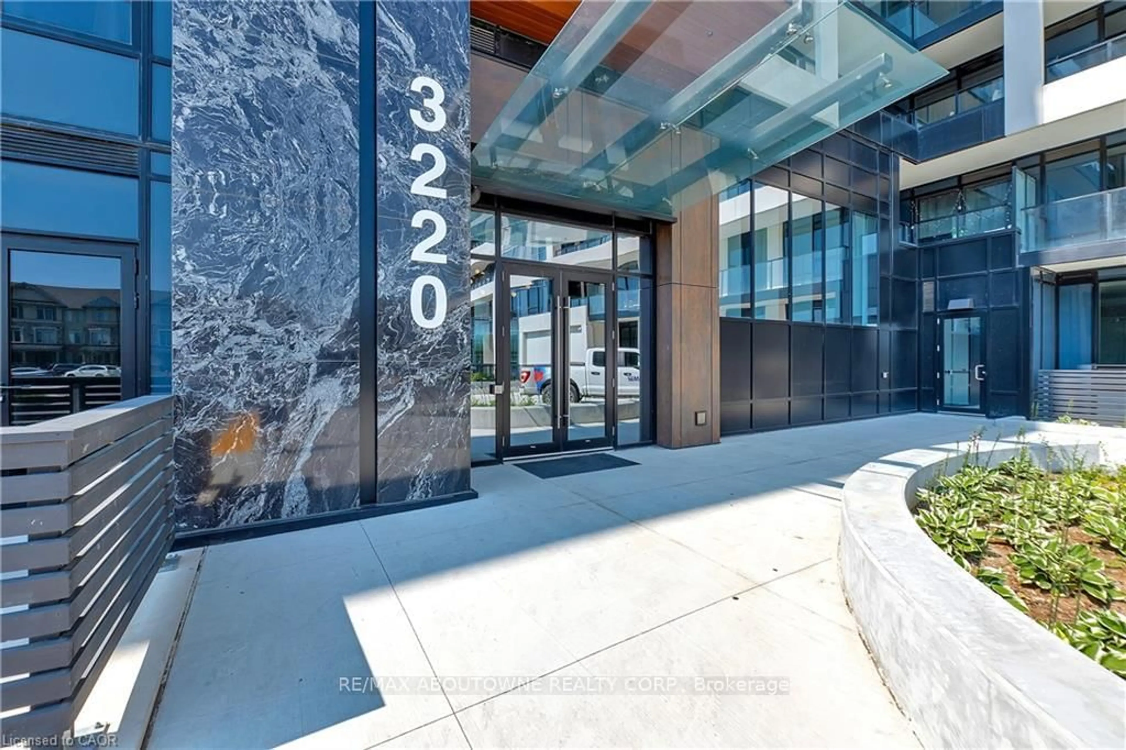 Indoor foyer for 3220 William Coltson Ave #1602, Oakville Ontario L6J 7X9
