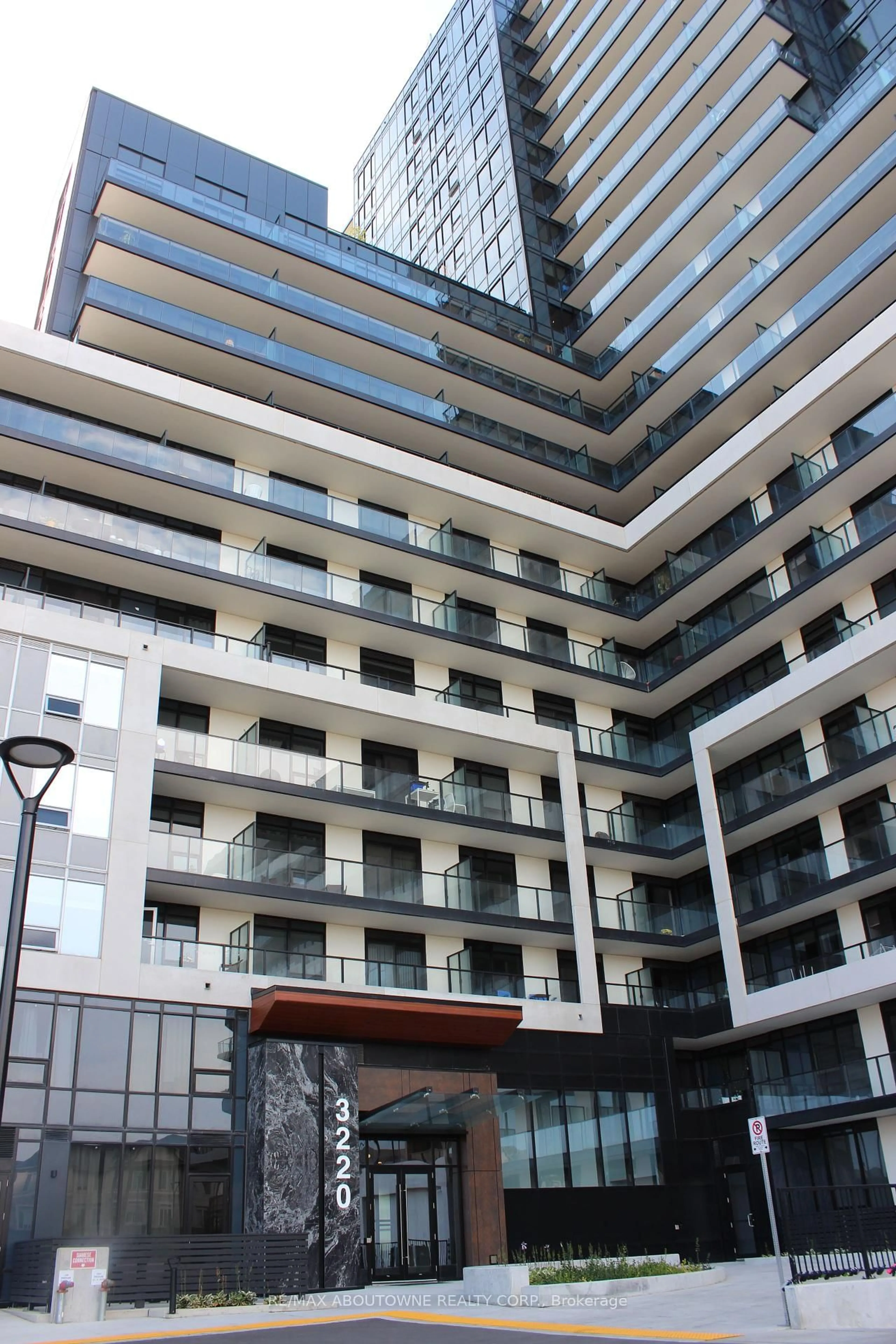 Indoor foyer for 3220 William Coltson Ave #1602, Oakville Ontario L6J 7X9