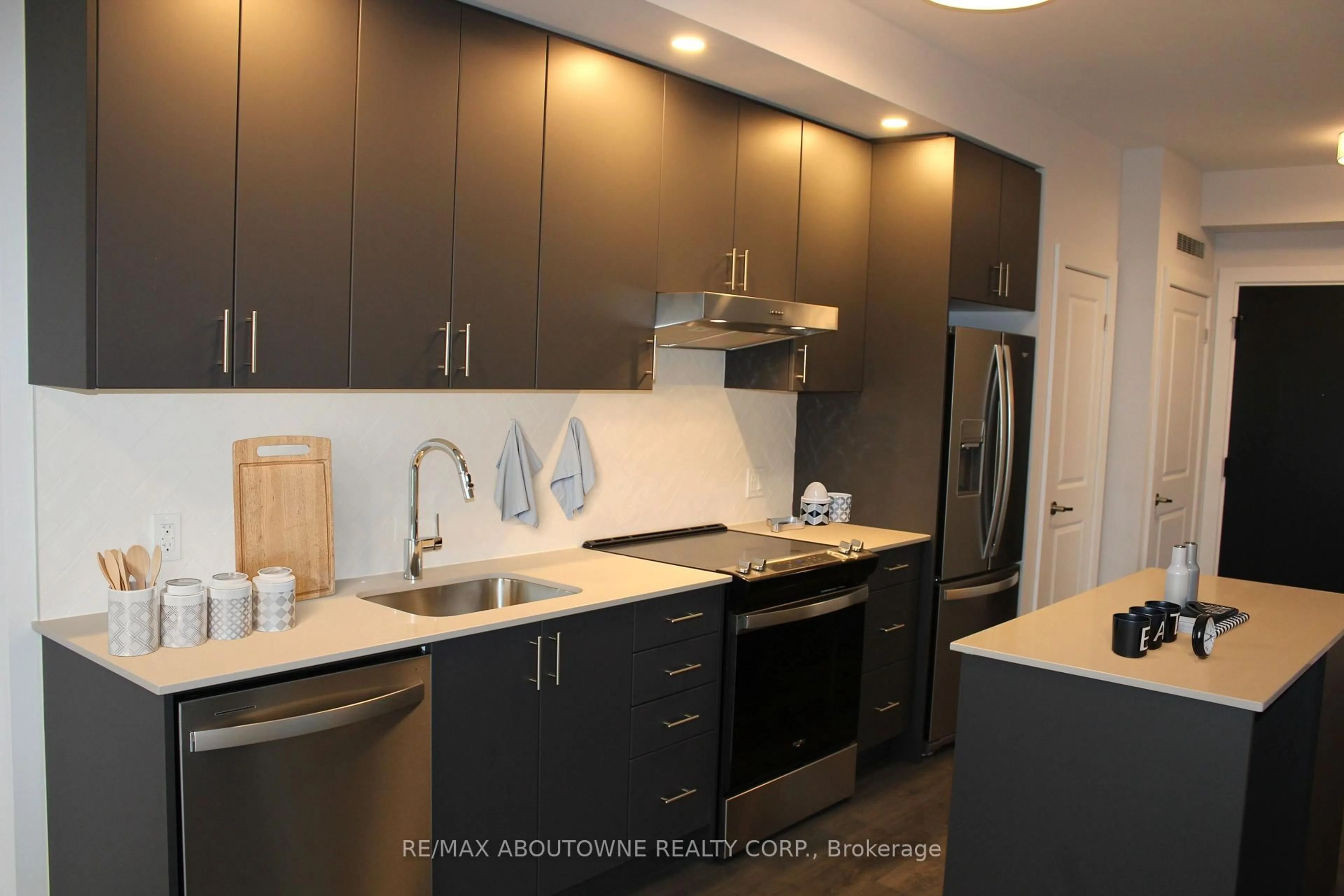 Contemporary kitchen, unknown for 3220 William Coltson Ave #1602, Oakville Ontario L6J 7X9