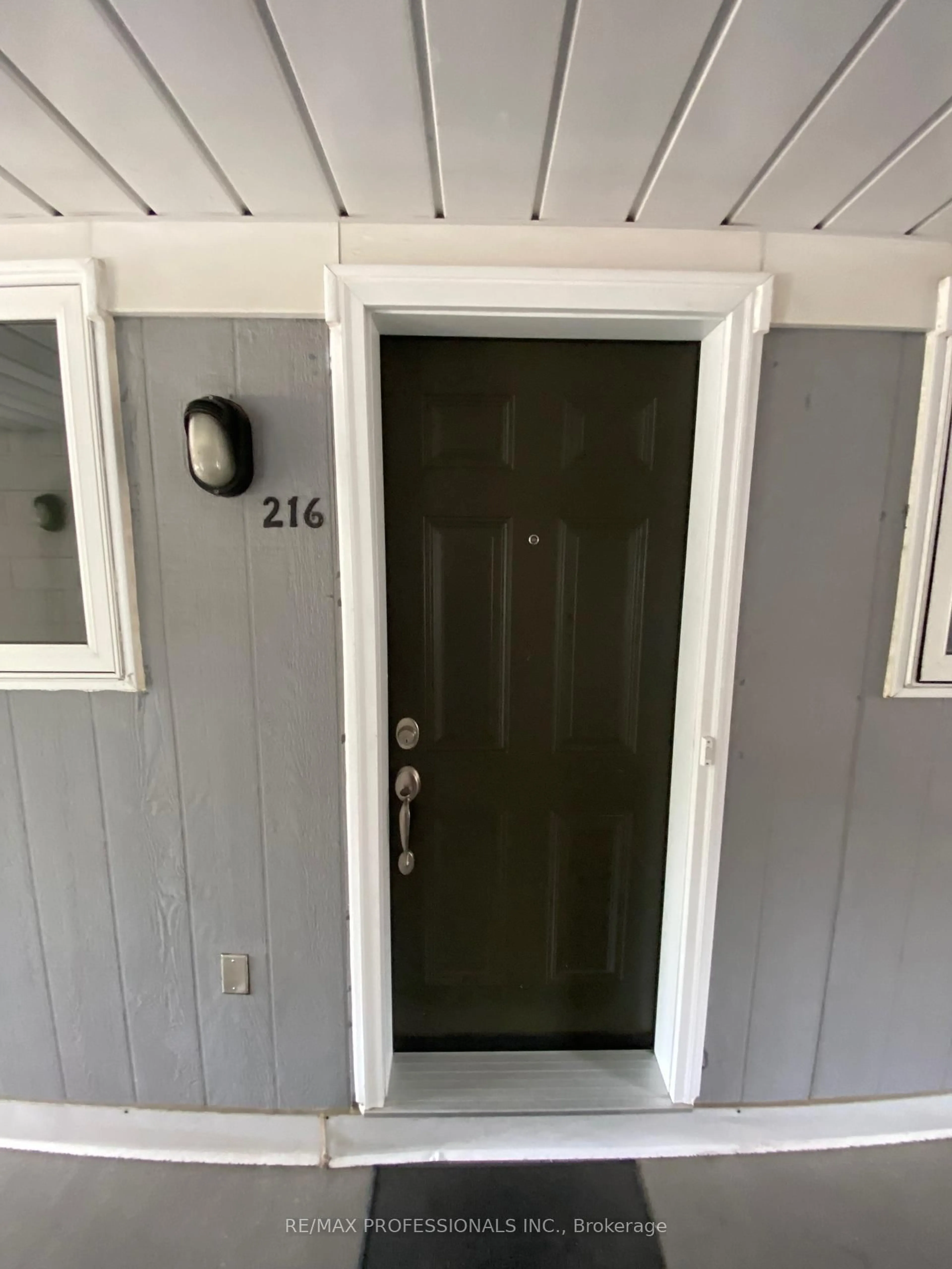 Indoor entryway for 65 Bristol Rd #216, Mississauga Ontario L4Z 3P1