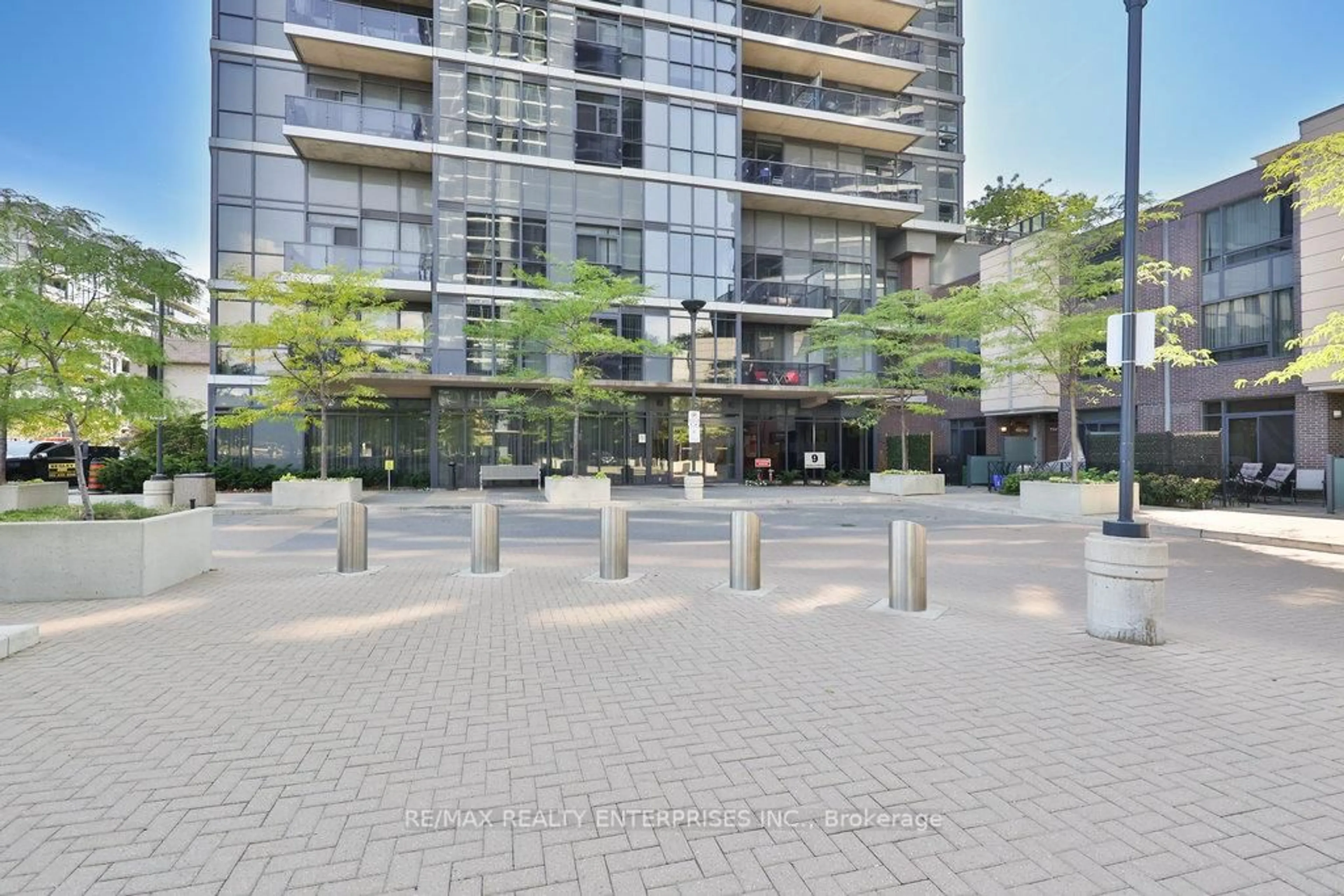Patio, street for 9 Valhalla Inn Rd #306, Toronto Ontario M9B 1S9