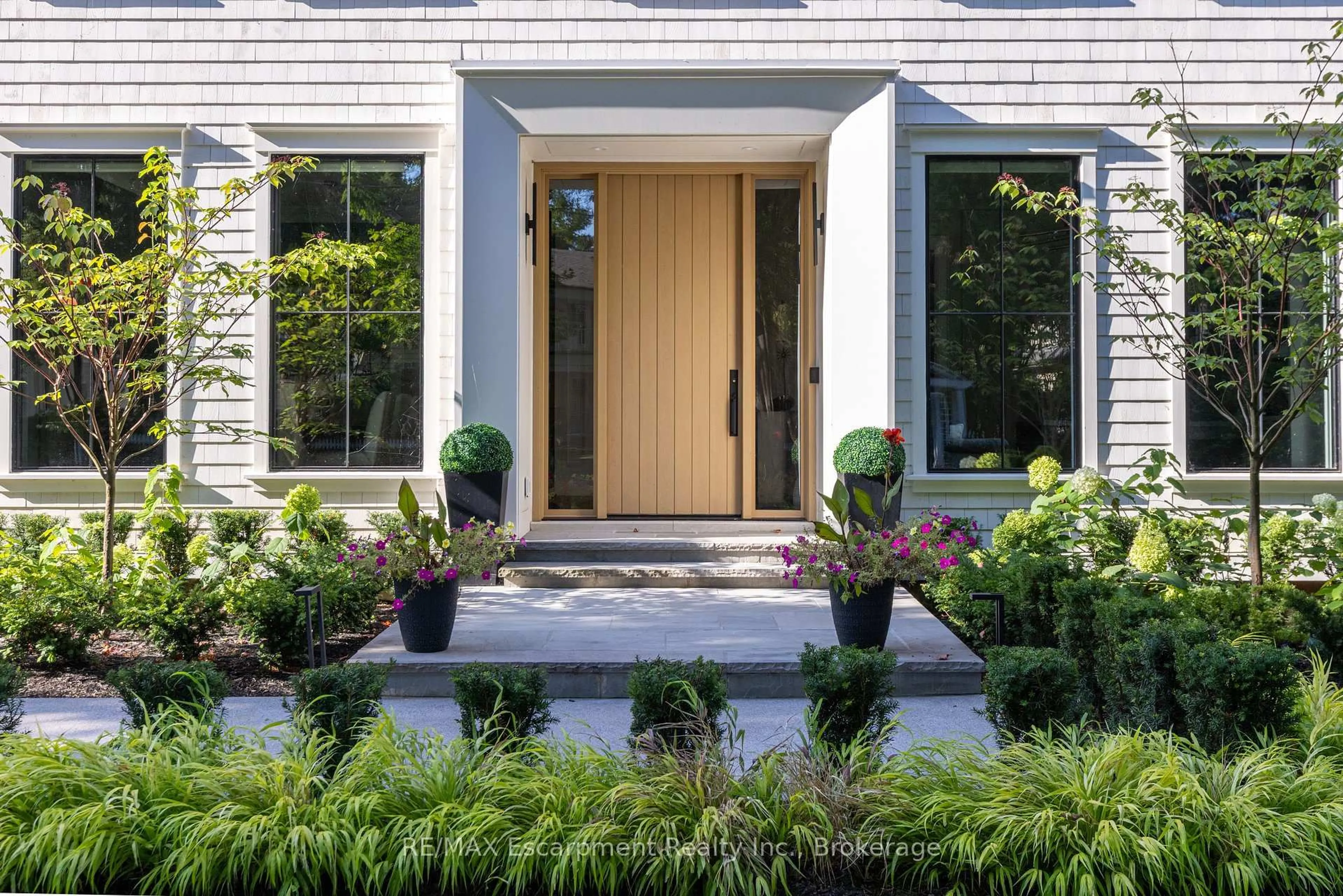 Indoor entryway for 46 Second St, Oakville Ontario L6J 3T2