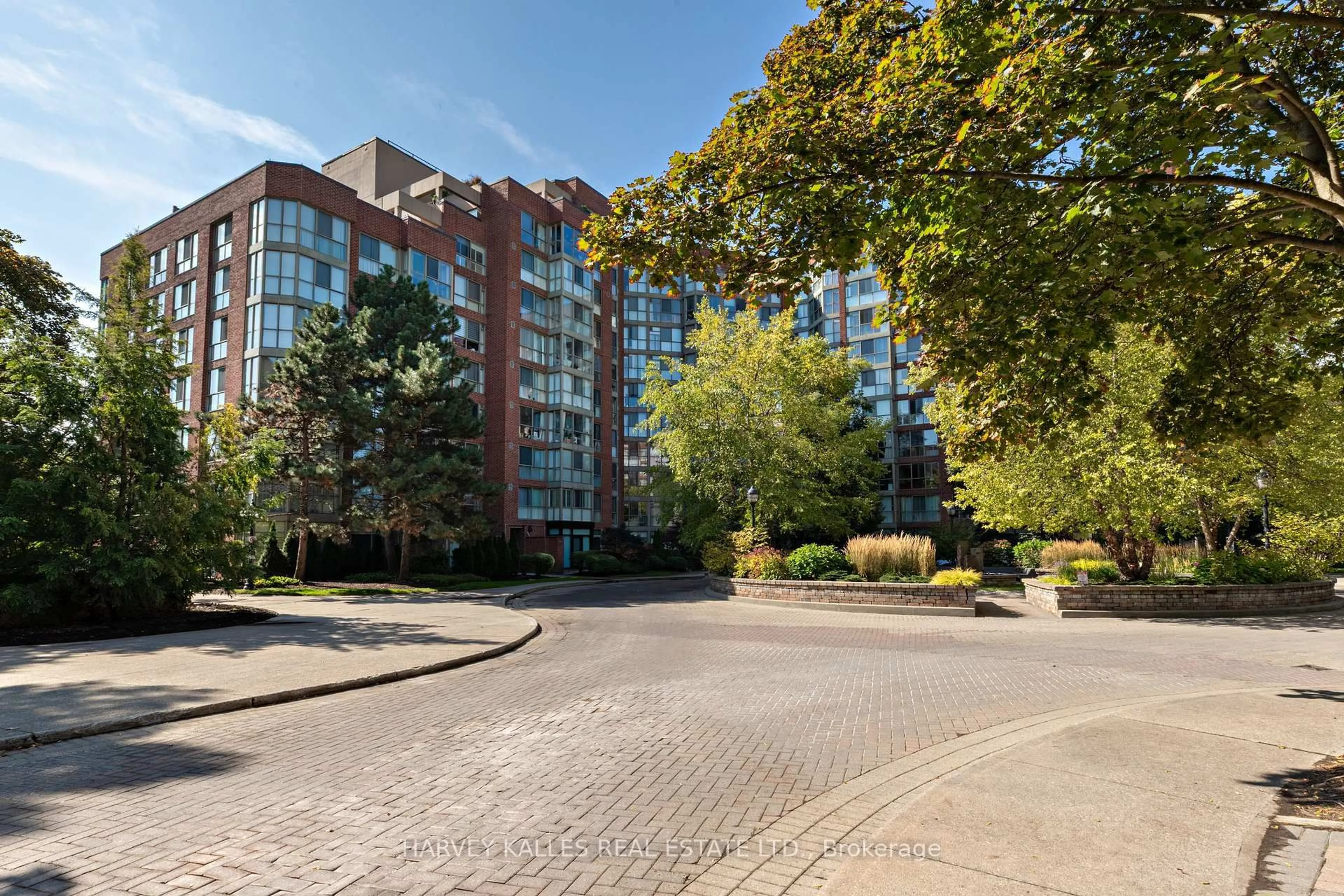 A pic from outside/outdoor area/front of a property/back of a property/a pic from drone, street for 22 Southport St #1040, Toronto Ontario M6S 4Y9