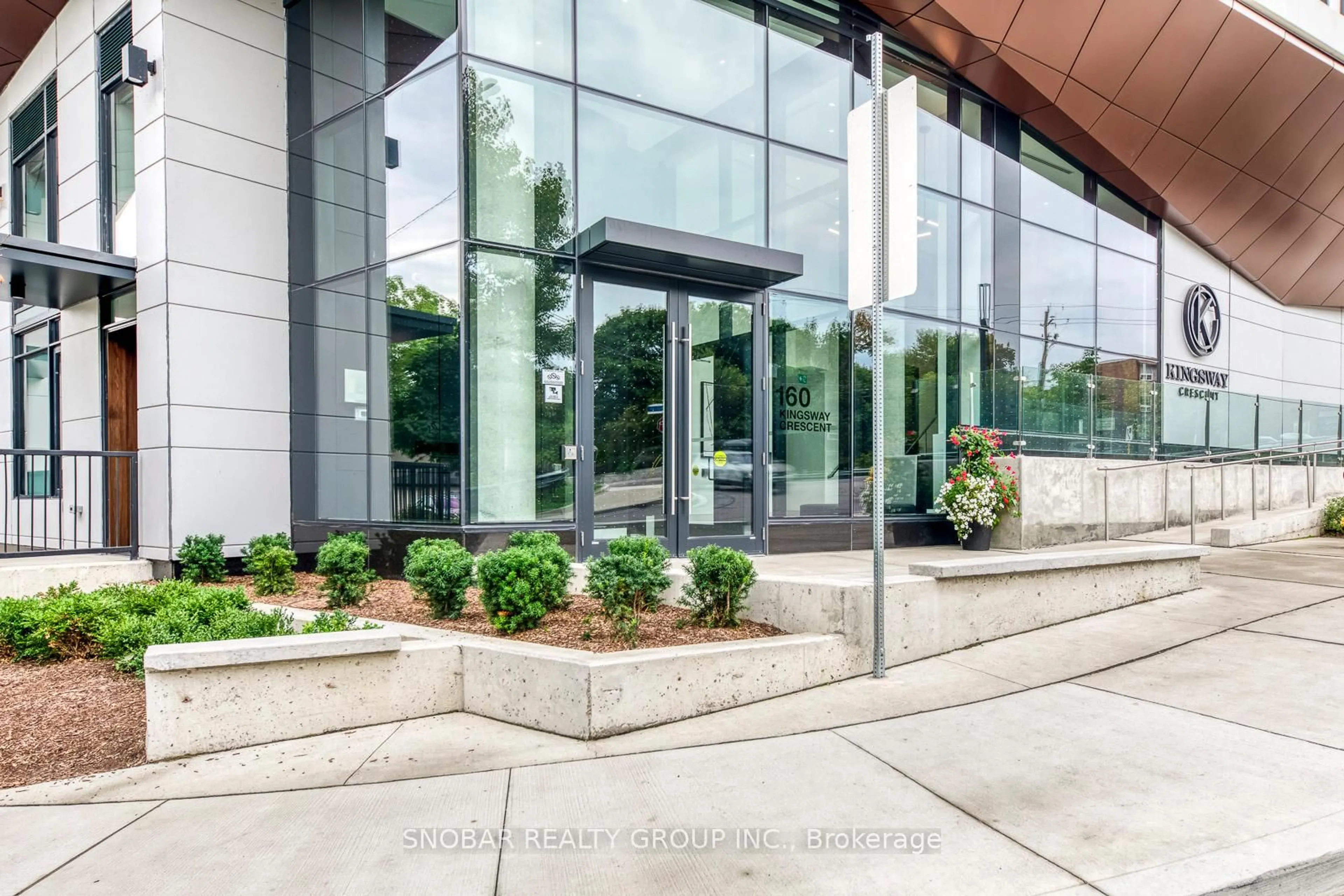 Indoor foyer for 160 Kingsway Cres #604, Toronto Ontario M8X 2S4