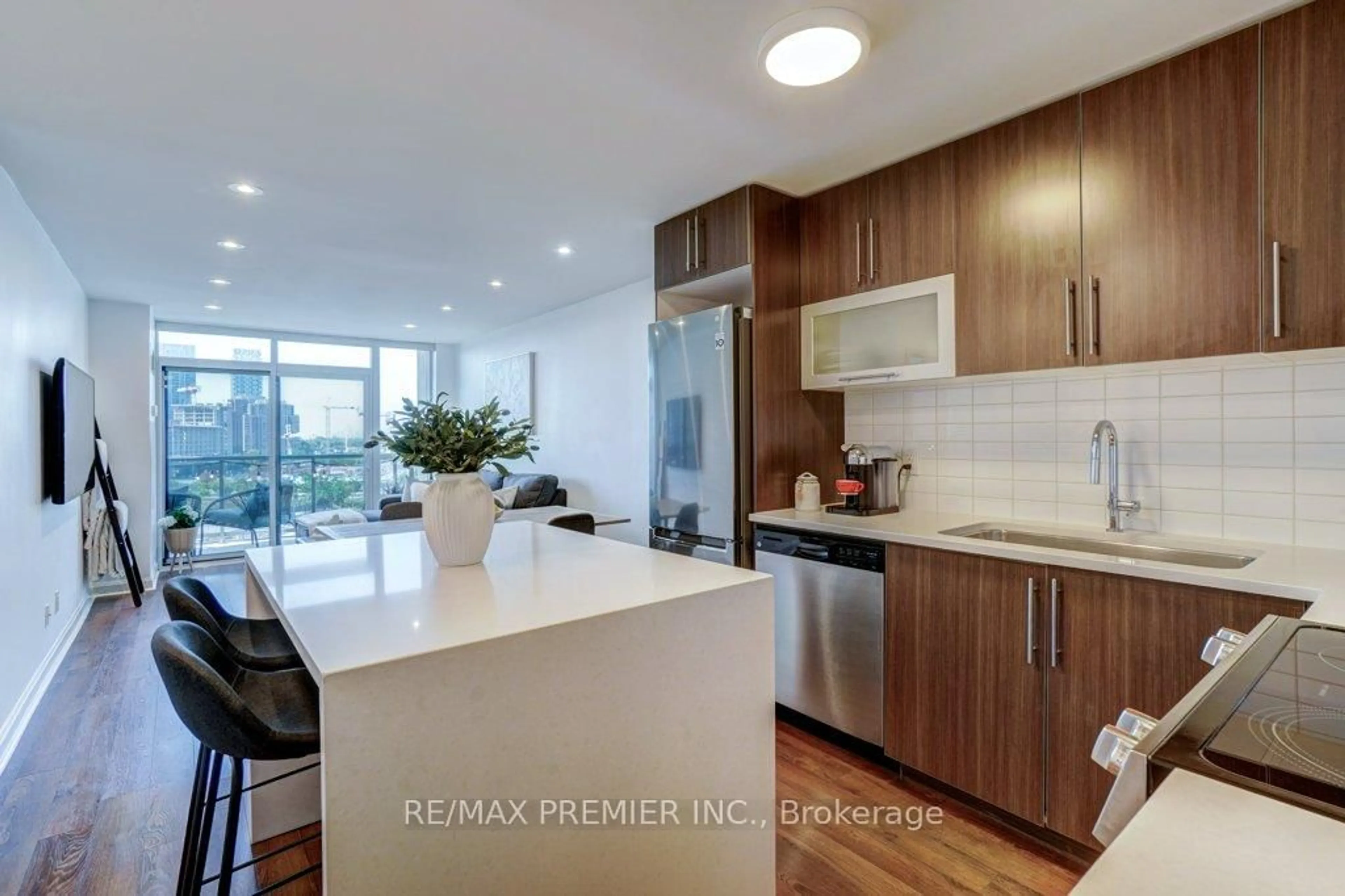 Open concept kitchen, unknown for 1 Michael Power Pl #1007, Toronto Ontario M9A 0A1