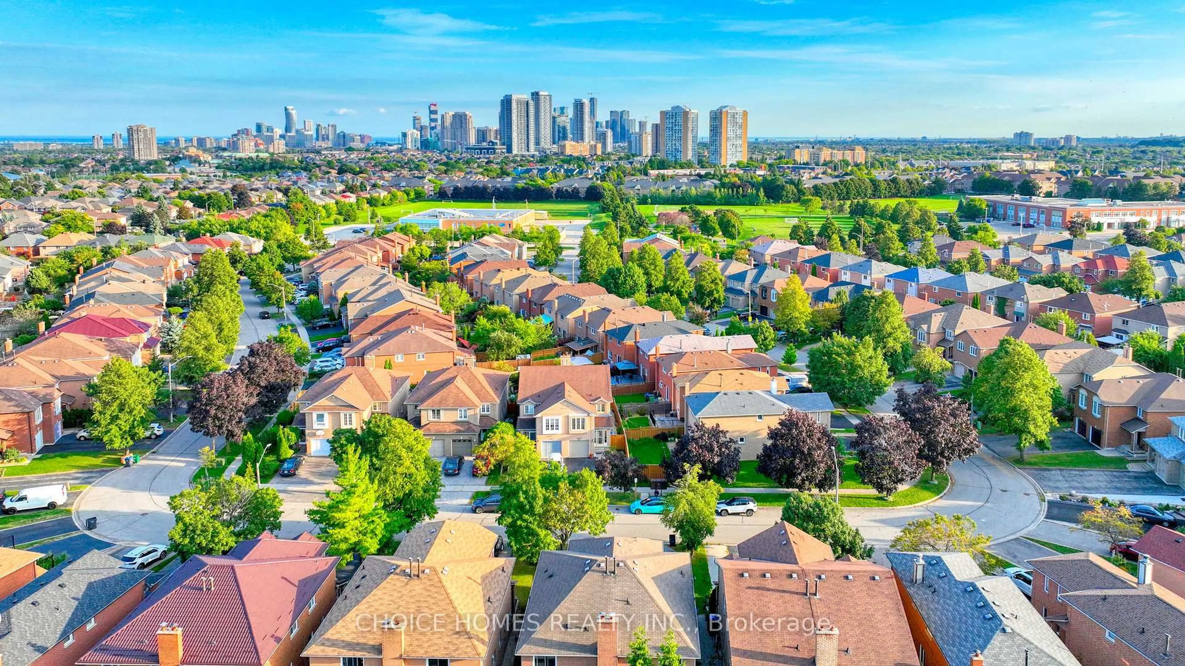 A pic from outside/outdoor area/front of a property/back of a property/a pic from drone, city buildings view from balcony for 5551 Cosmic Cres, Mississauga Ontario L4Z 3R9