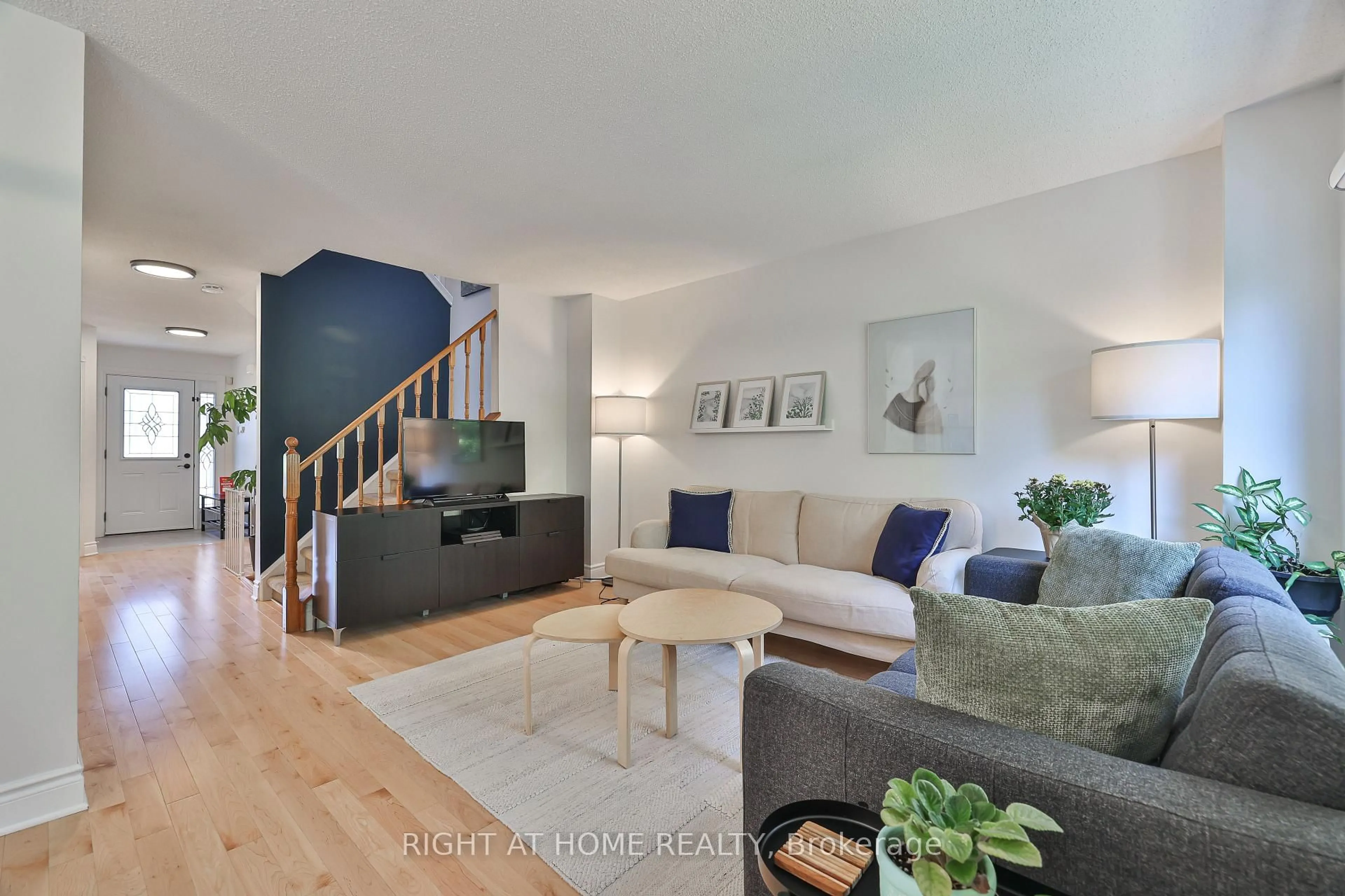 Living room with furniture, unknown for 4635 Regents Terr #61, Mississauga Ontario L5R 1W8