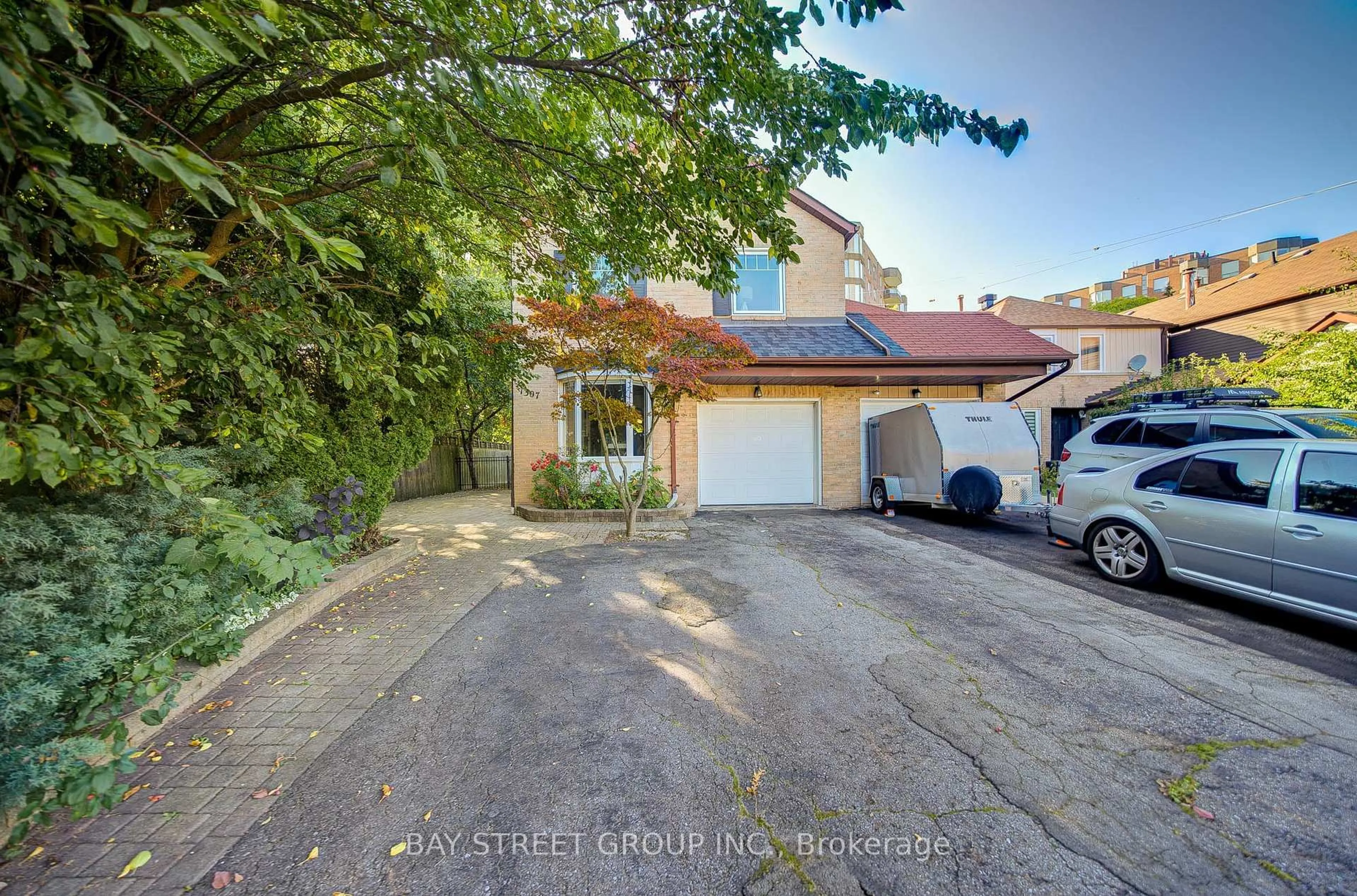 A pic from outside/outdoor area/front of a property/back of a property/a pic from drone, street for 1307 Barberry Green, Oakville Ontario L6M 2A7