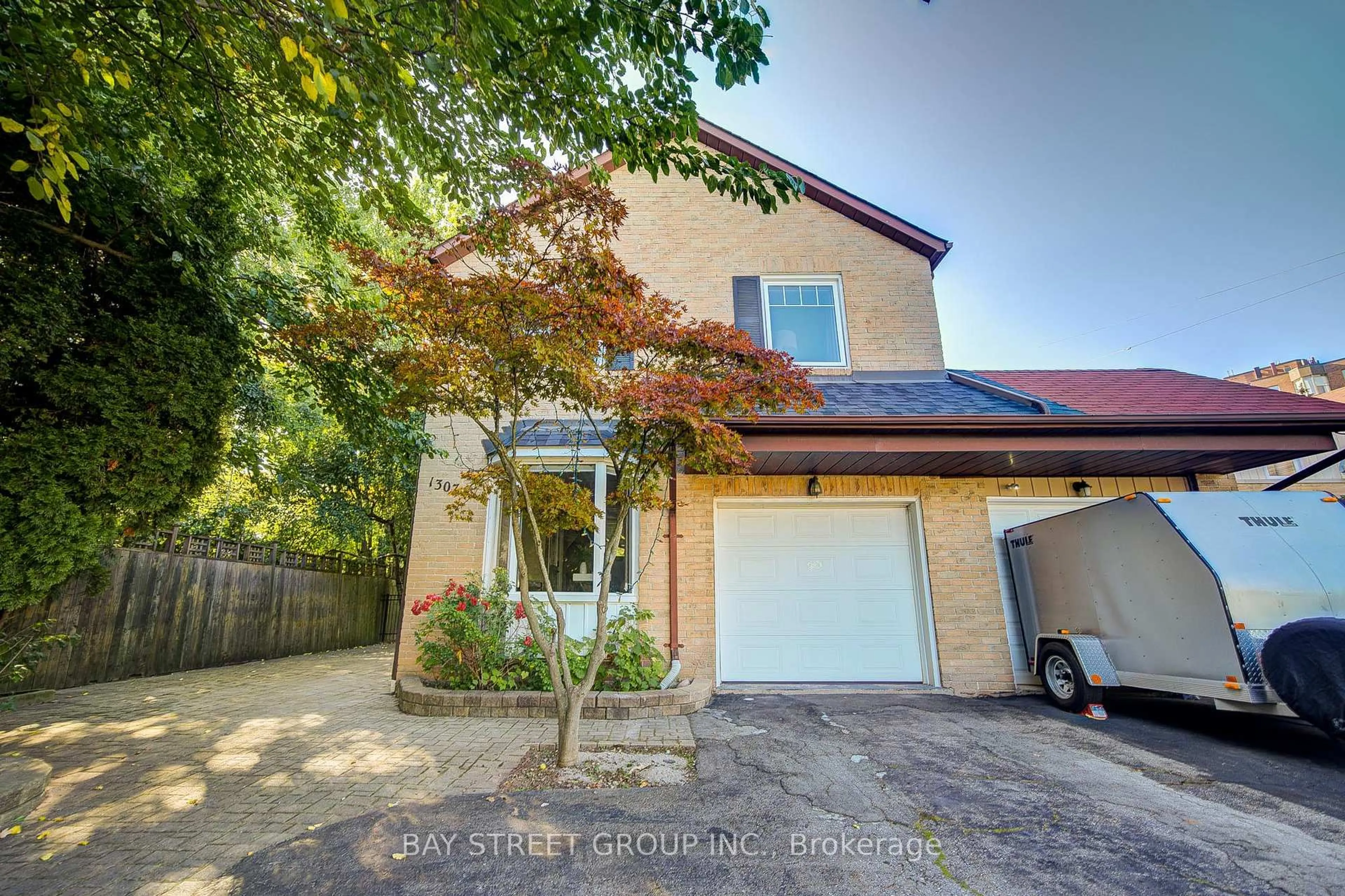 A pic from outside/outdoor area/front of a property/back of a property/a pic from drone, street for 1307 Barberry Green, Oakville Ontario L6M 2A7