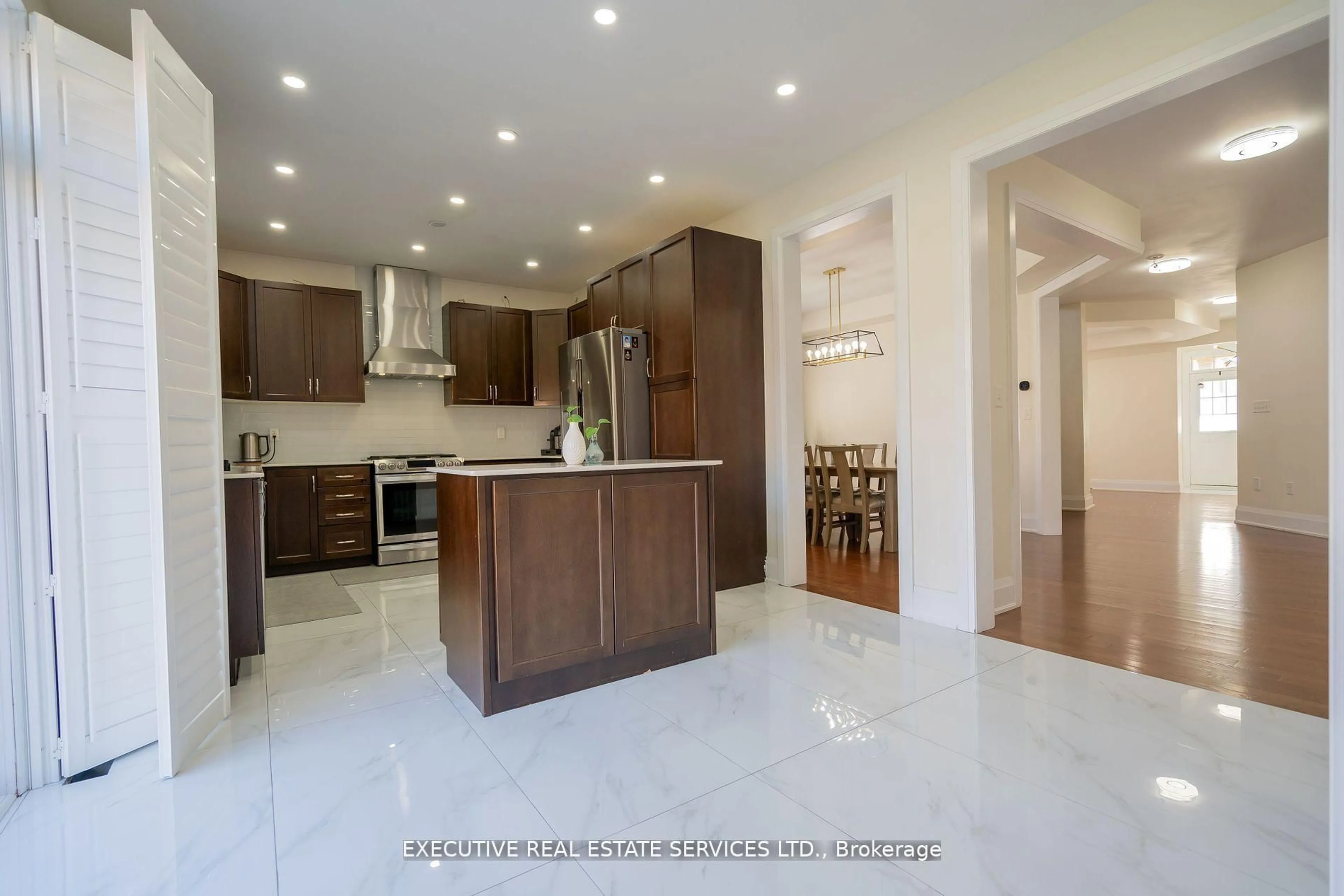 Open concept kitchen, ceramic/tile floor for 11 Goodsway Tr, Brampton Ontario L7A 4A3