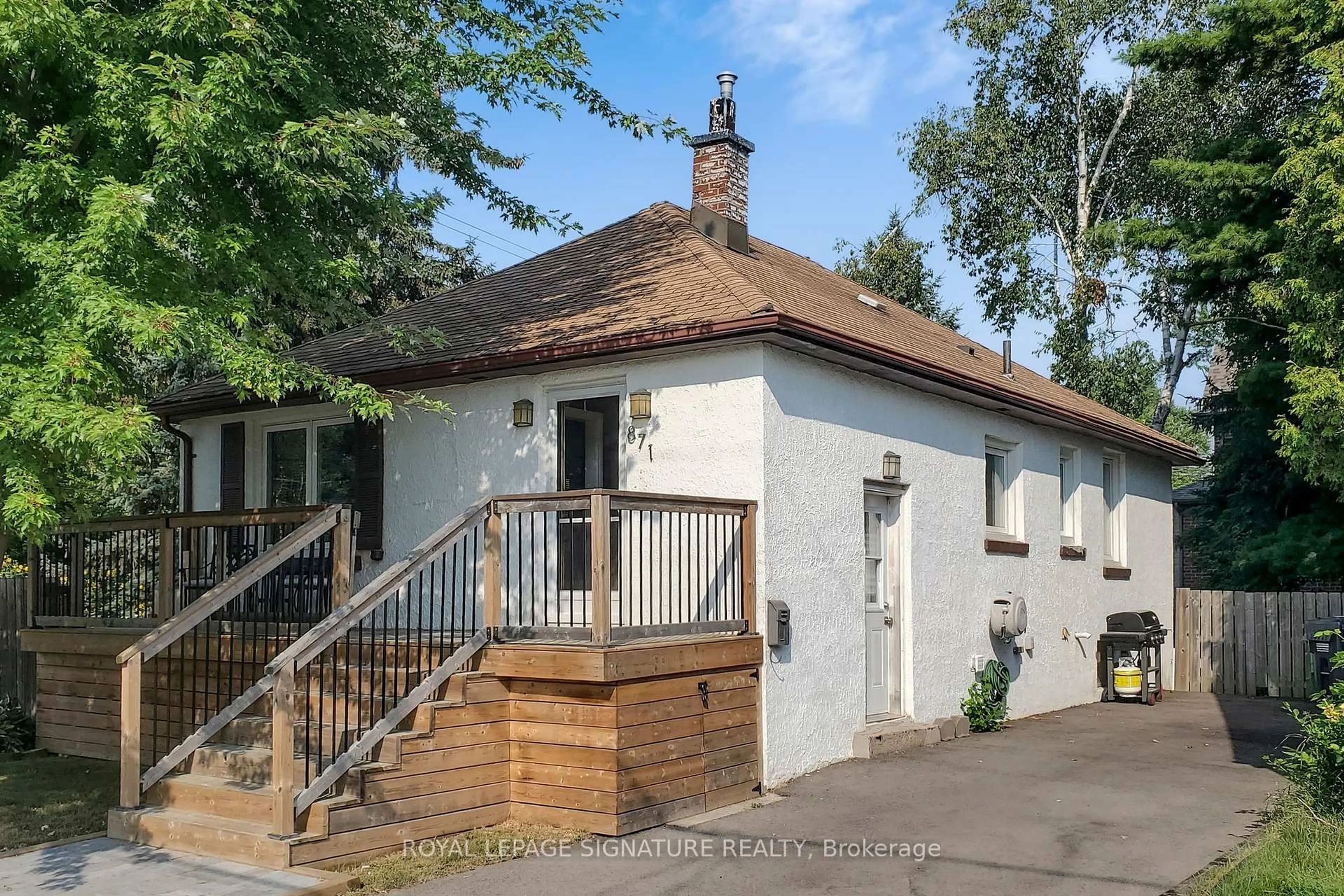 A pic from outside/outdoor area/front of a property/back of a property/a pic from drone, street for 871 Tenth St, Mississauga Ontario L5E 1S8