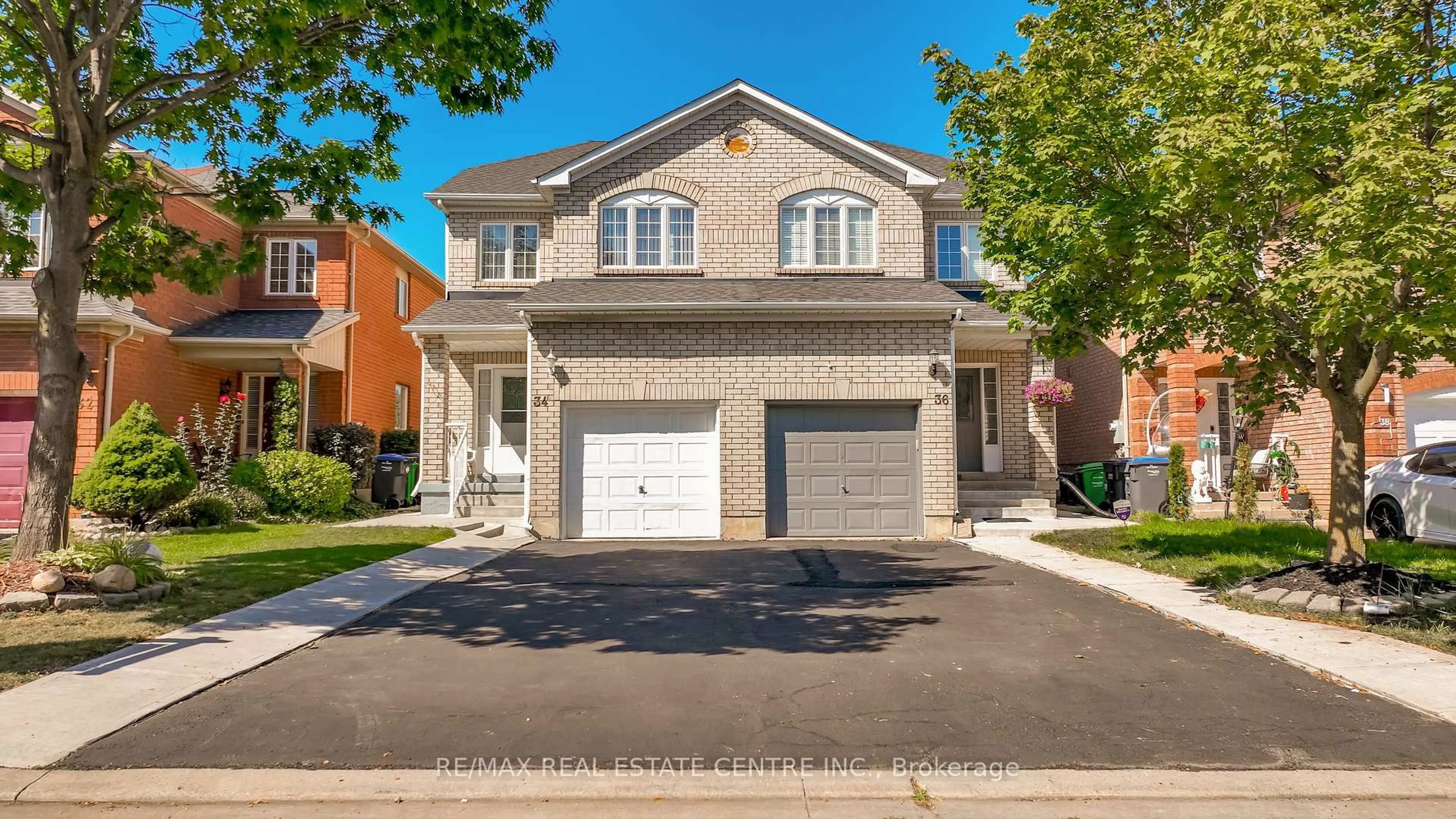 Home with brick exterior material, street for 34 Melissa Crt, Brampton Ontario L6X 4X1