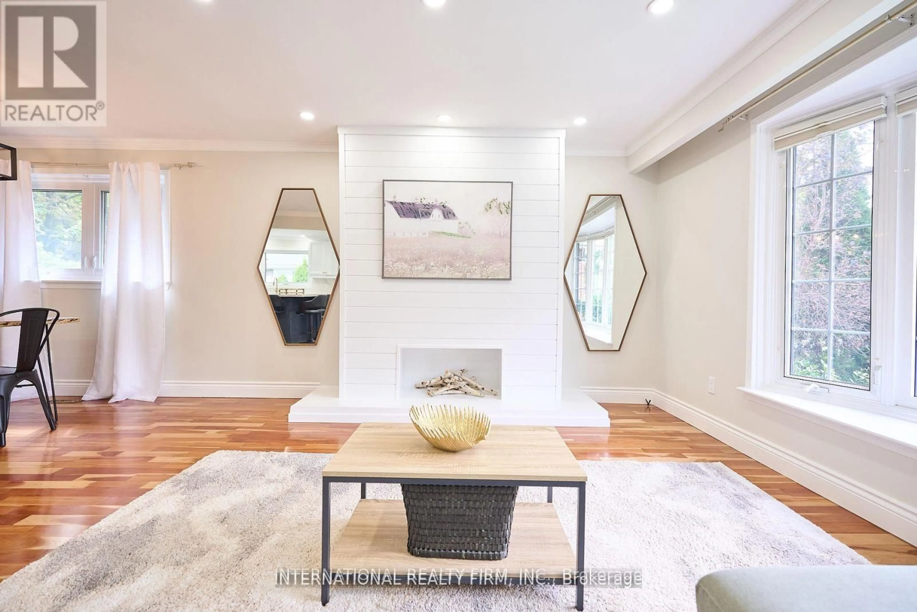 Indoor entryway for 2292 Devon Rd, Oakville Ontario L6J 5R4