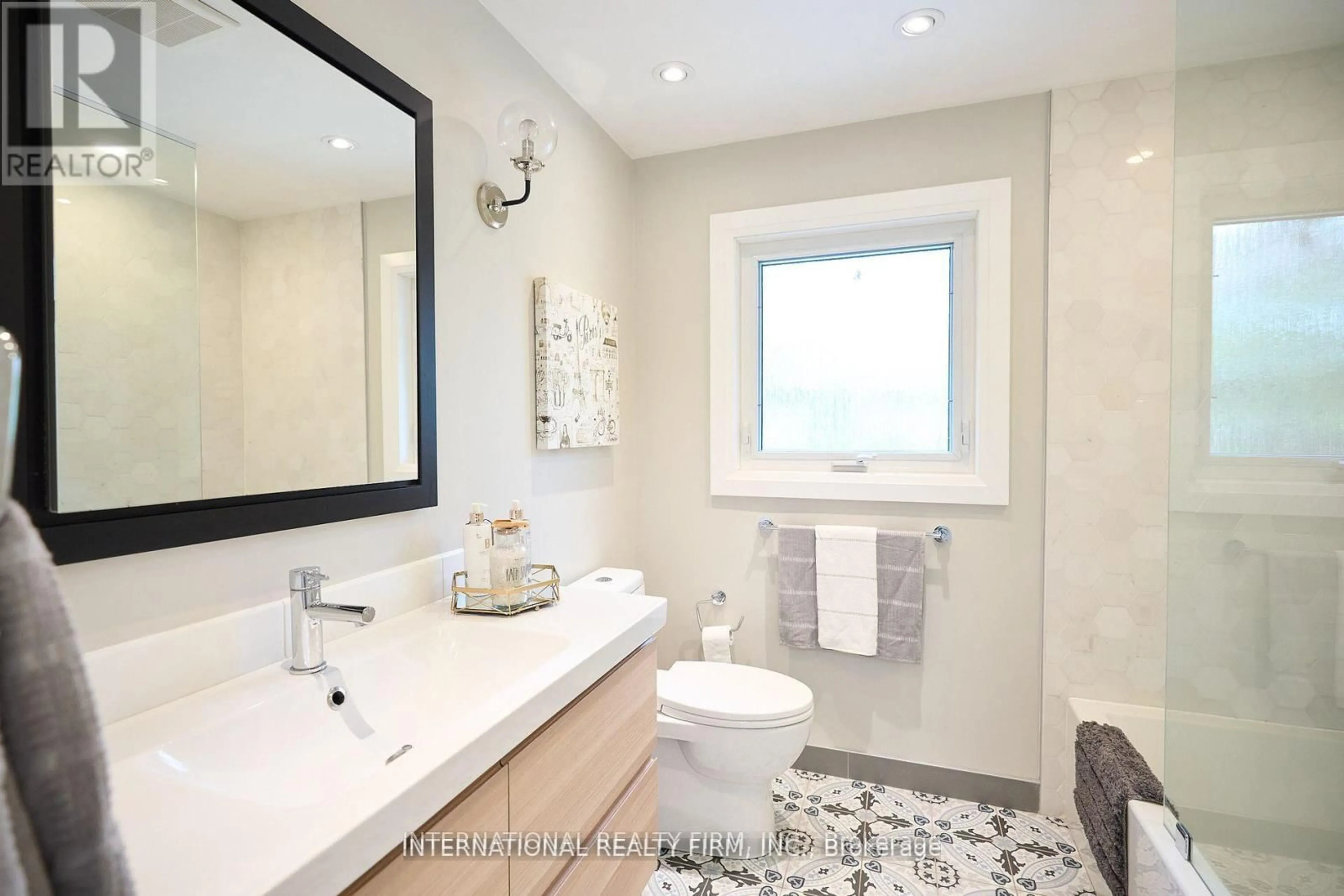 Contemporary bathroom, ceramic/tile floor for 2292 Devon Rd, Oakville Ontario L6J 5R4