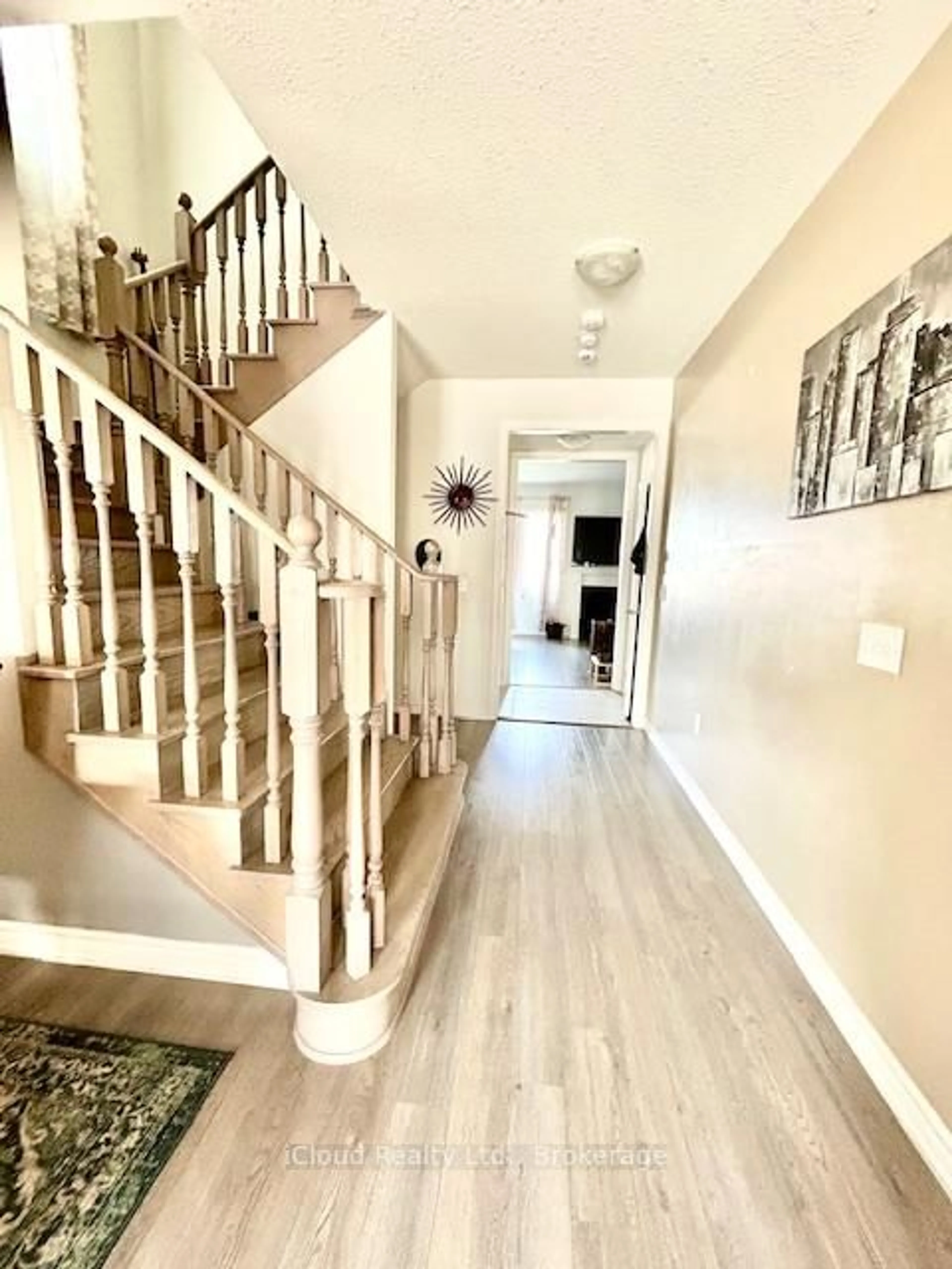 Indoor entryway for 1449 Chretien St, Milton Ontario L9T 7K6