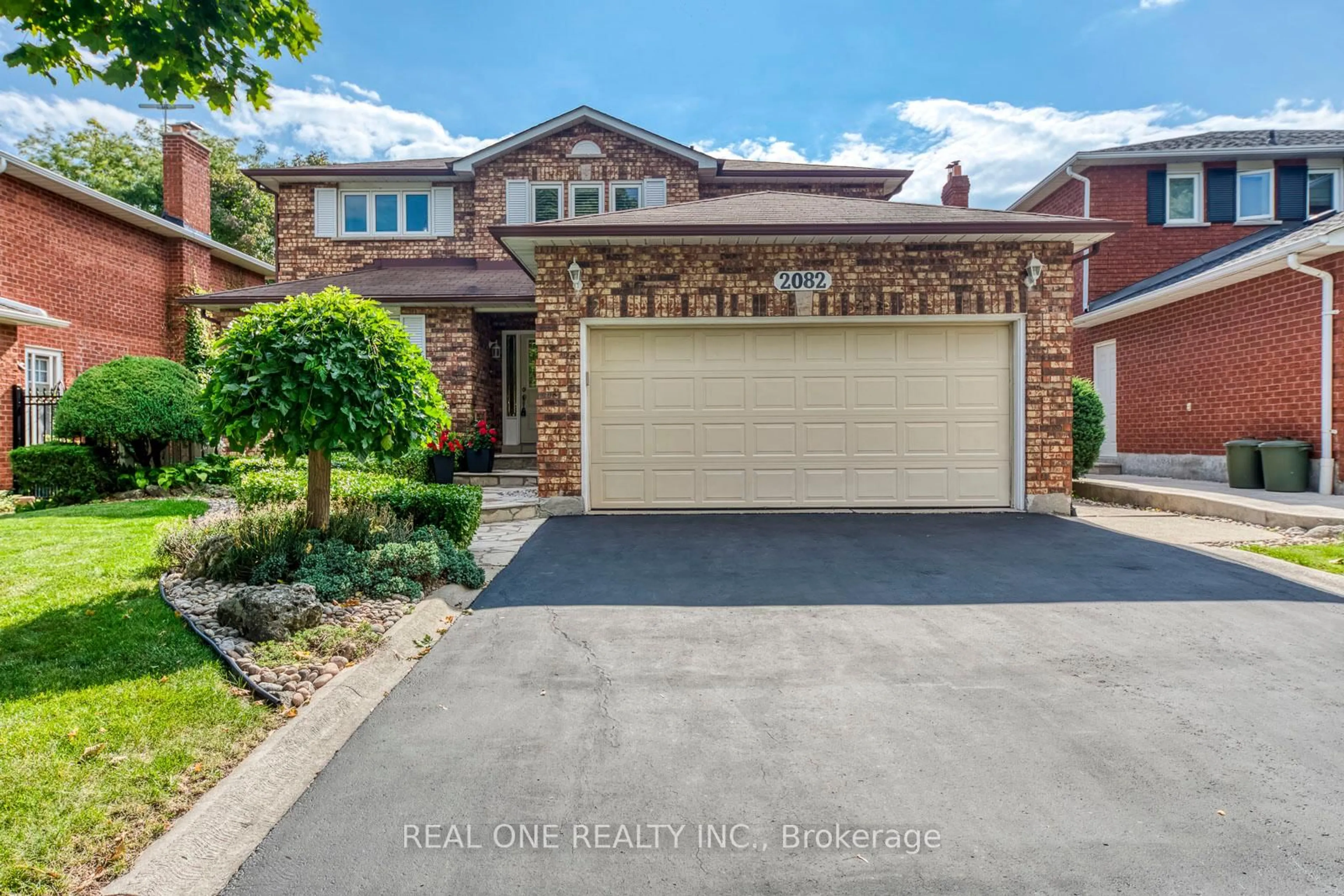 Home with brick exterior material, street for 2082 Laurelwood Dr, Oakville Ontario L6H 4S7