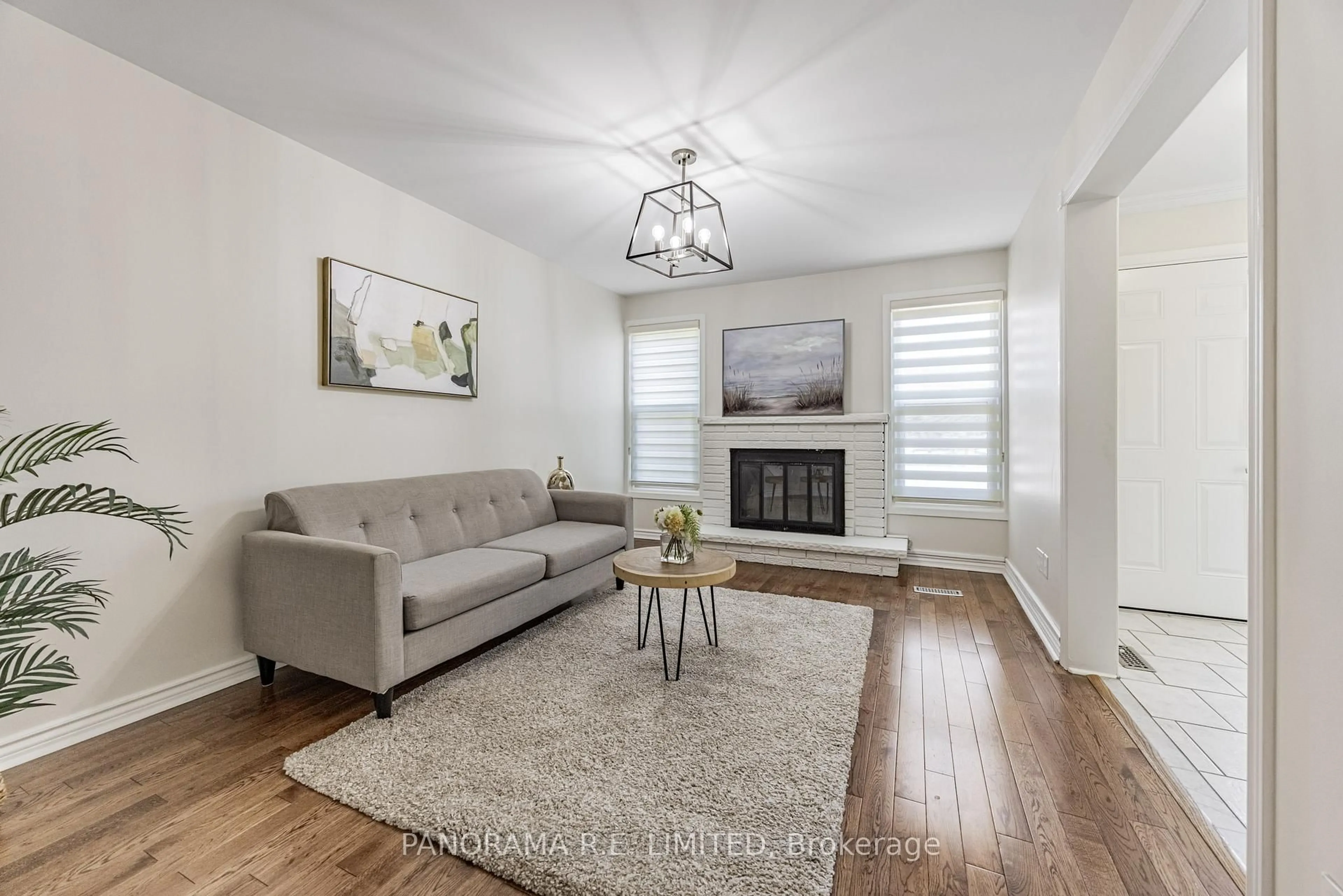 Living room with furniture, unknown for 2915 Bramshaw Gdns, Mississauga Ontario L5N 1S2