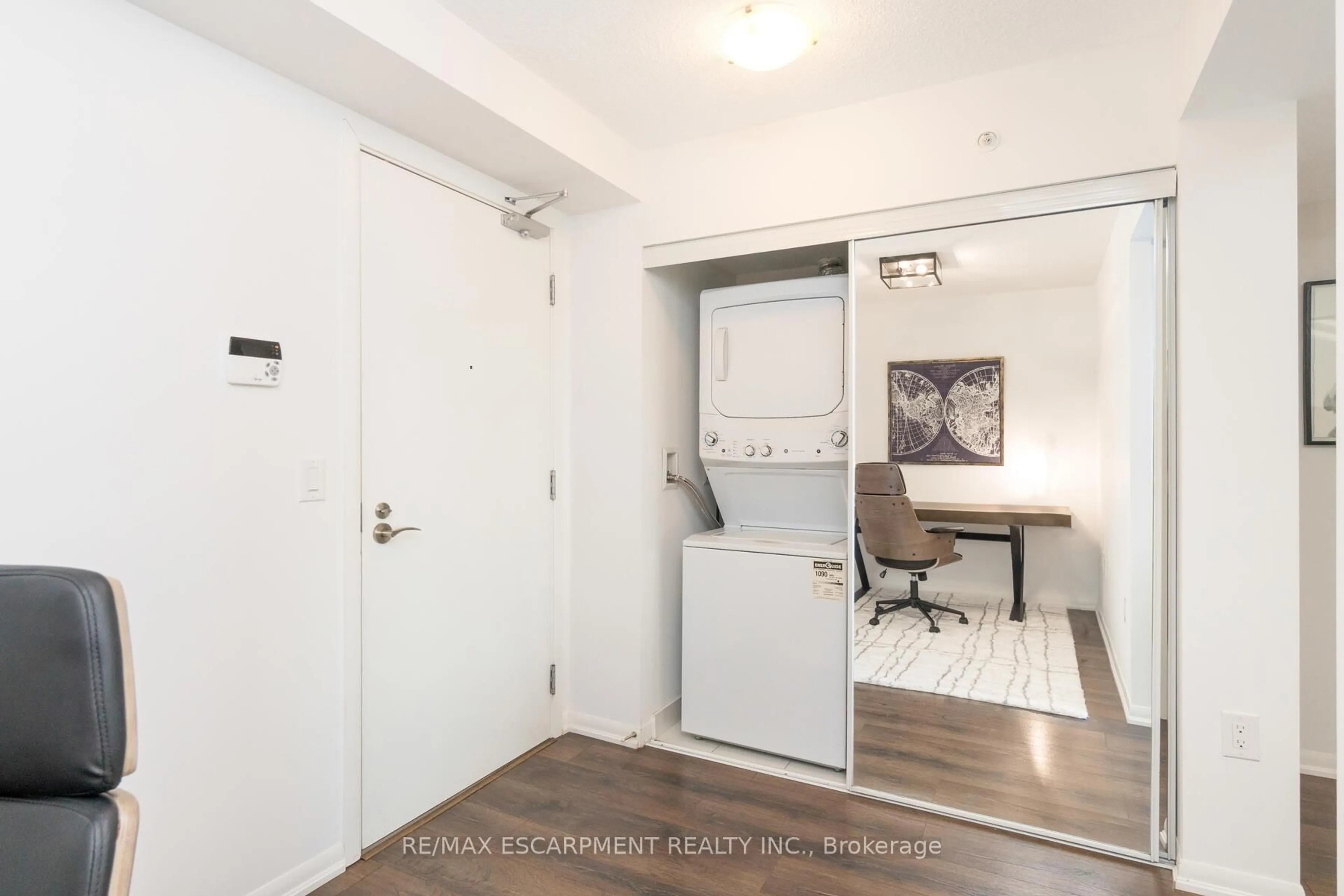 Indoor entryway for 830 Lawrence Ave #441, Toronto Ontario M6A 1C3