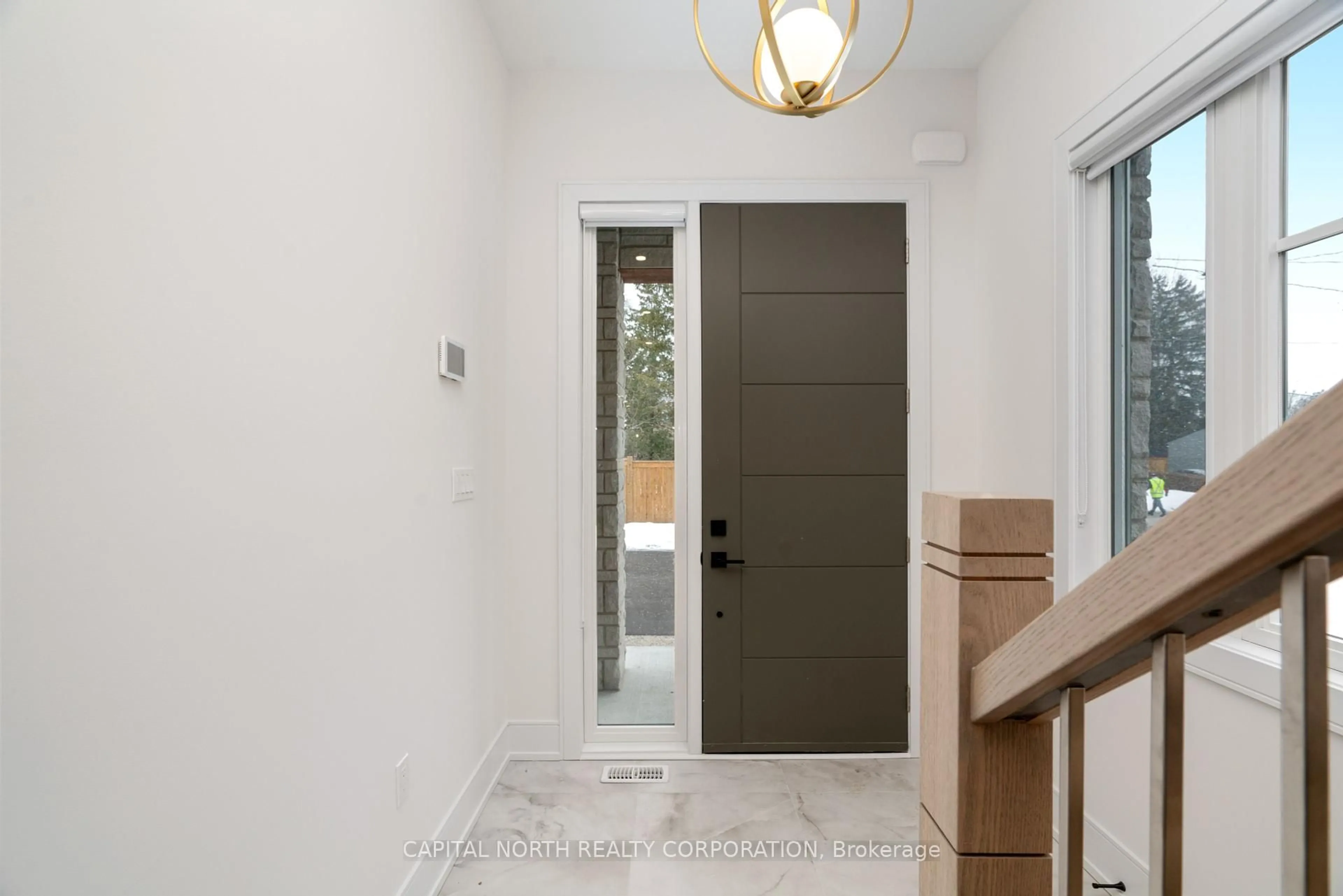 Indoor entryway for 1080 Roosevelt Rd, Mississauga Ontario L5G 3Y8