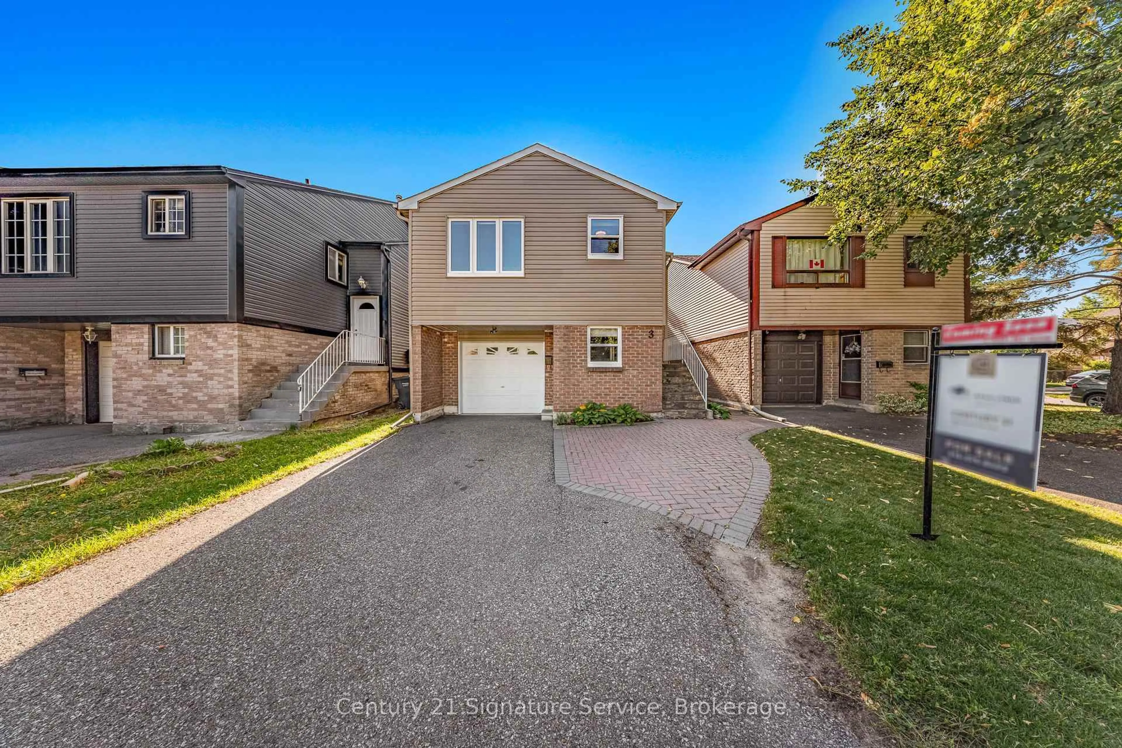 A pic from outside/outdoor area/front of a property/back of a property/a pic from drone, street for 3 Majestic Cres, Brampton Ontario L6S 3N1