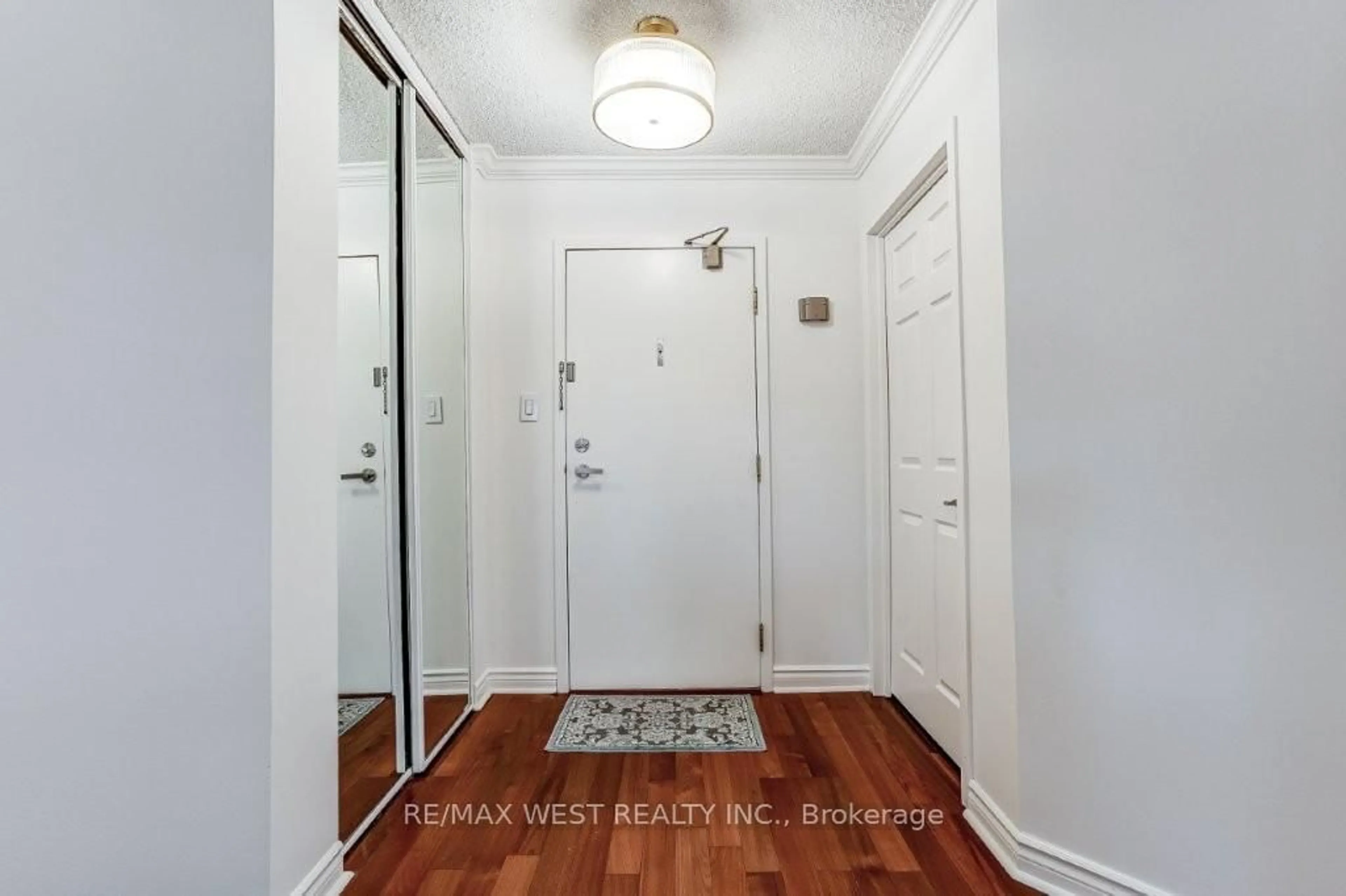 Indoor entryway for 1237 North Shore Blvd #707, Burlington Ontario L7S 2H8