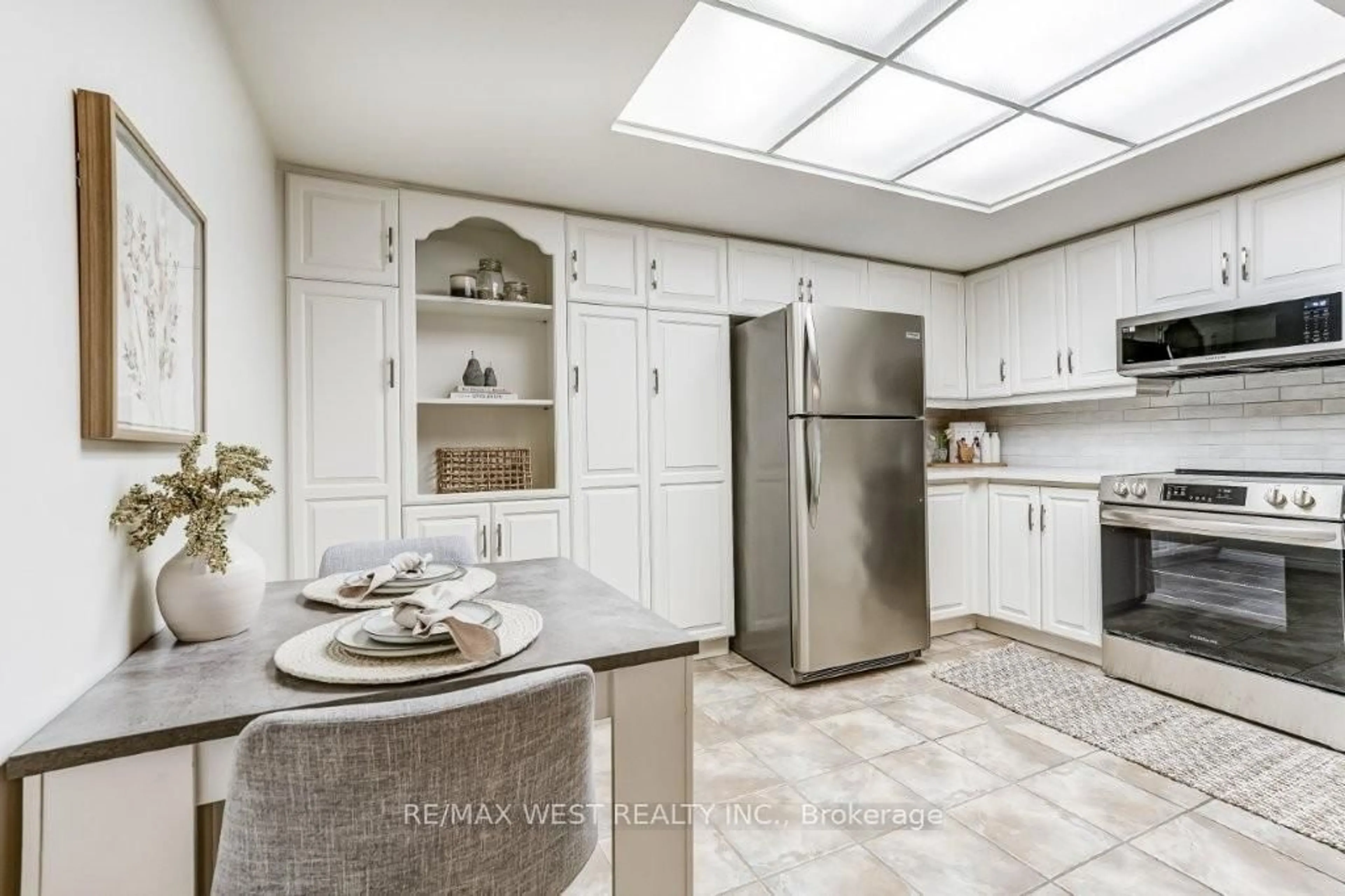 Open concept kitchen, ceramic/tile floor for 1237 North Shore Blvd #707, Burlington Ontario L7S 2H8