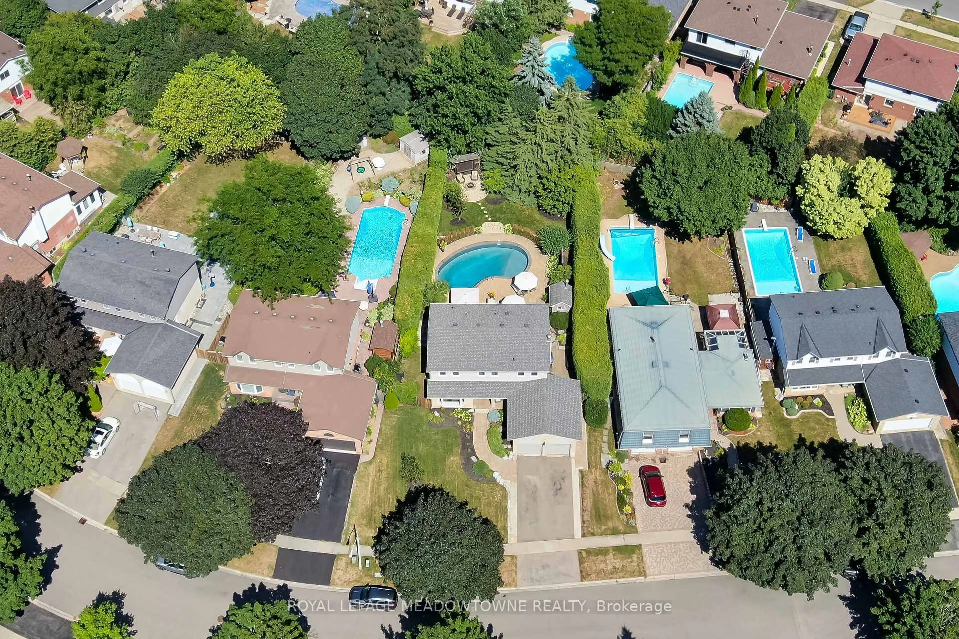 A pic from outside/outdoor area/front of a property/back of a property/a pic from drone, street for 25 Hillside Dr, Halton Hills Ontario L7G 4W2