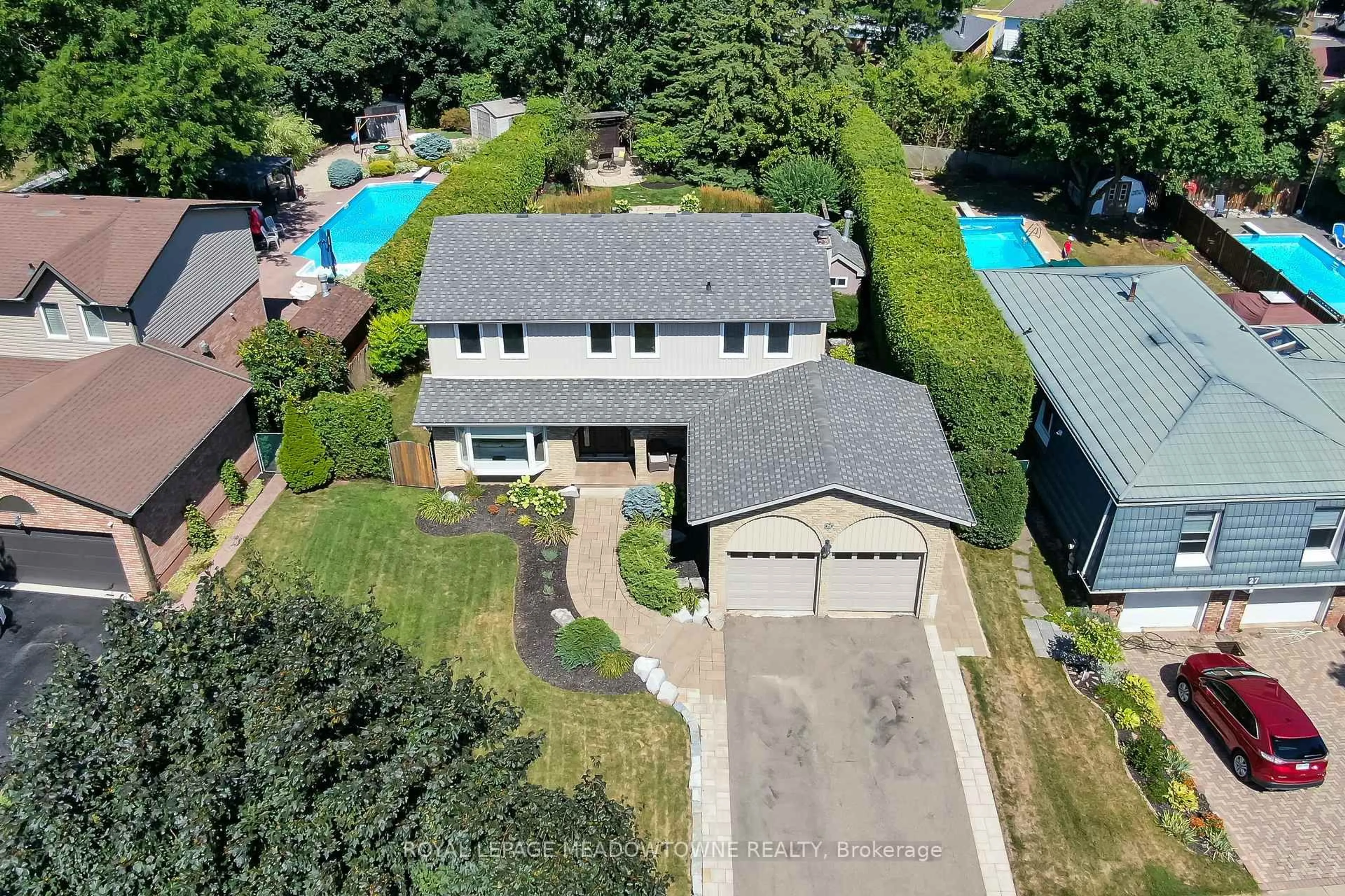 A pic from outside/outdoor area/front of a property/back of a property/a pic from drone, street for 25 Hillside Dr, Halton Hills Ontario L7G 4W2