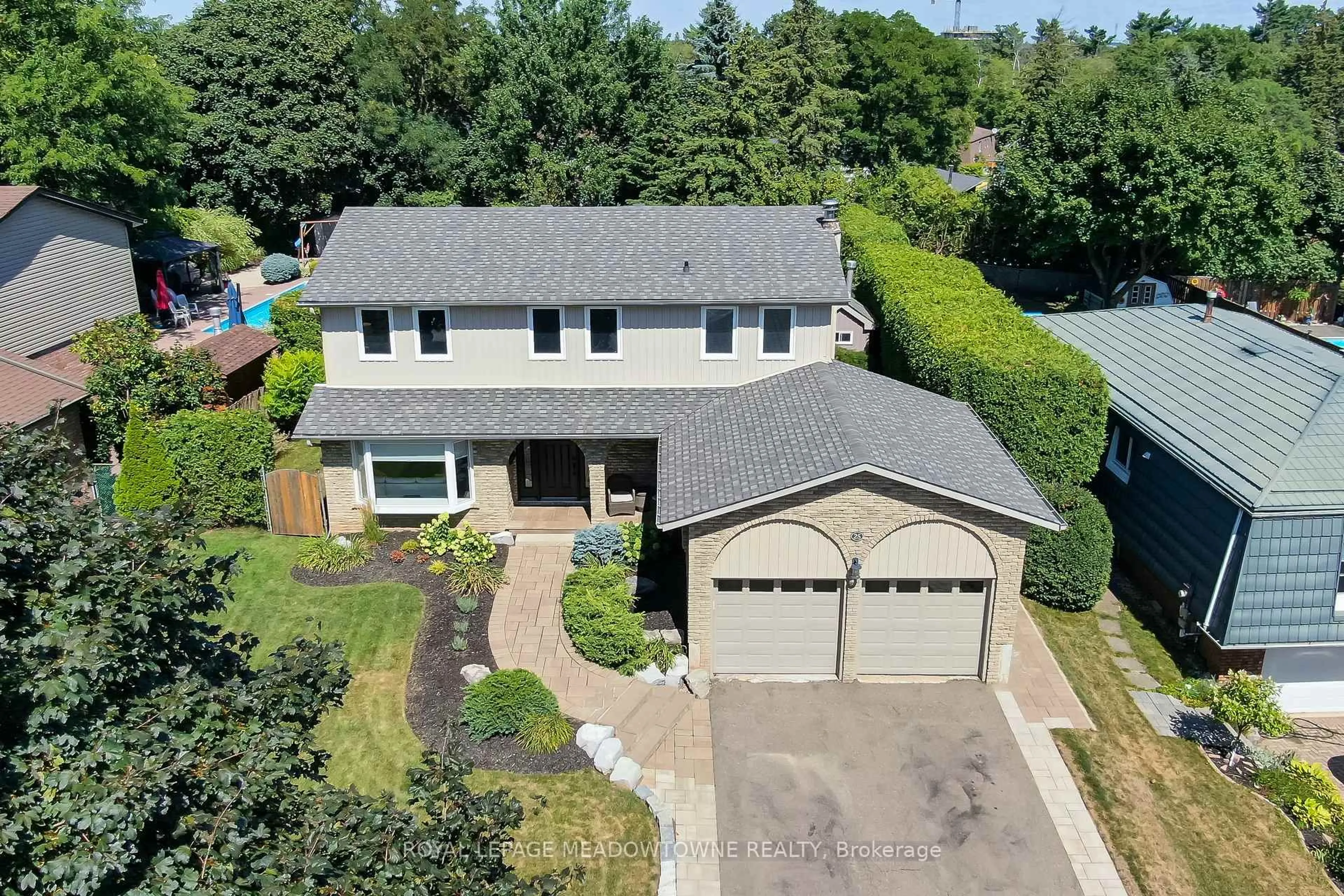 A pic from outside/outdoor area/front of a property/back of a property/a pic from drone, street for 25 Hillside Dr, Halton Hills Ontario L7G 4W2