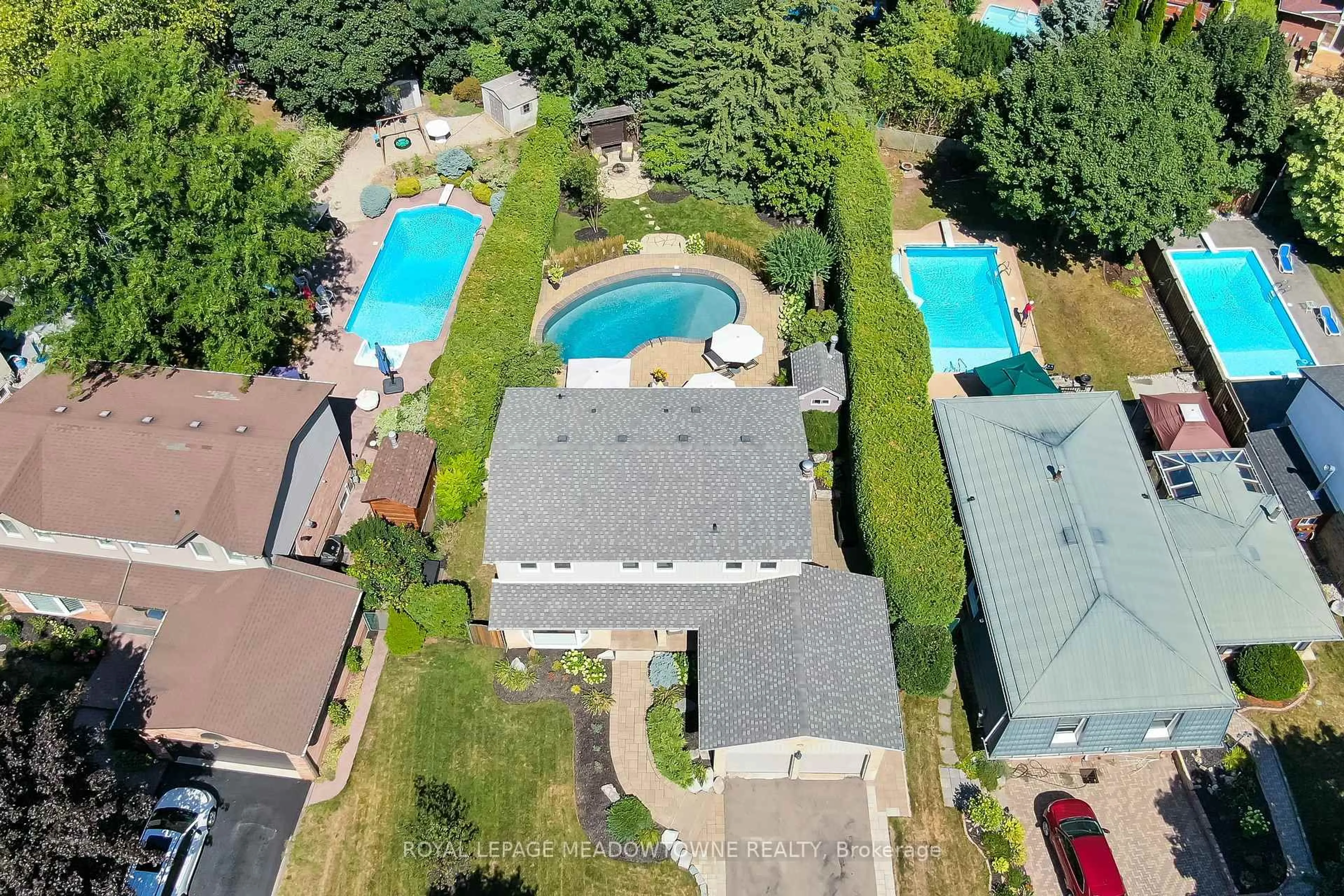 A pic from outside/outdoor area/front of a property/back of a property/a pic from drone, water/lake/river/ocean view for 25 Hillside Dr, Halton Hills Ontario L7G 4W2