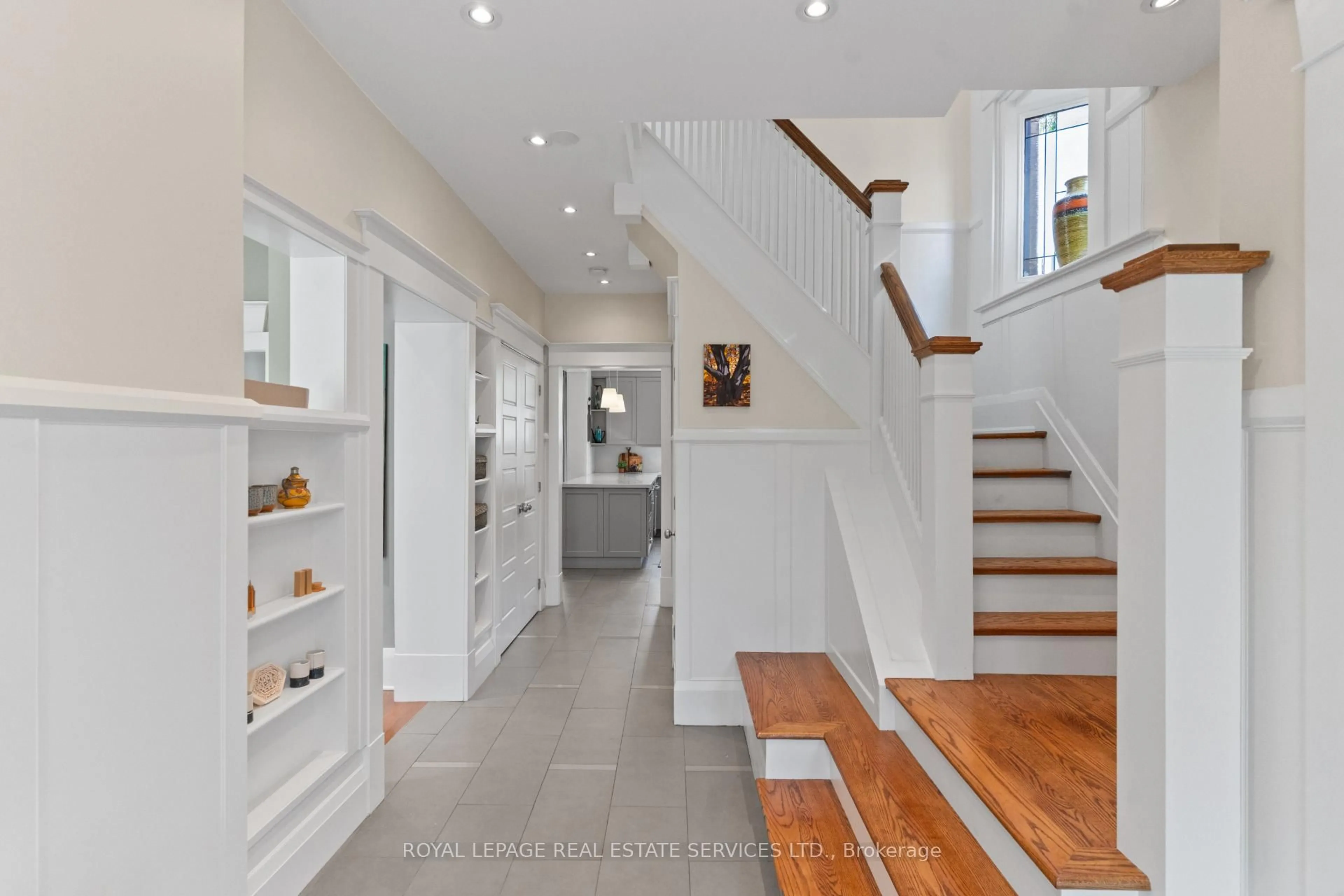 Indoor entryway for 20 Glenwood Ave, Toronto Ontario M6P 3C6