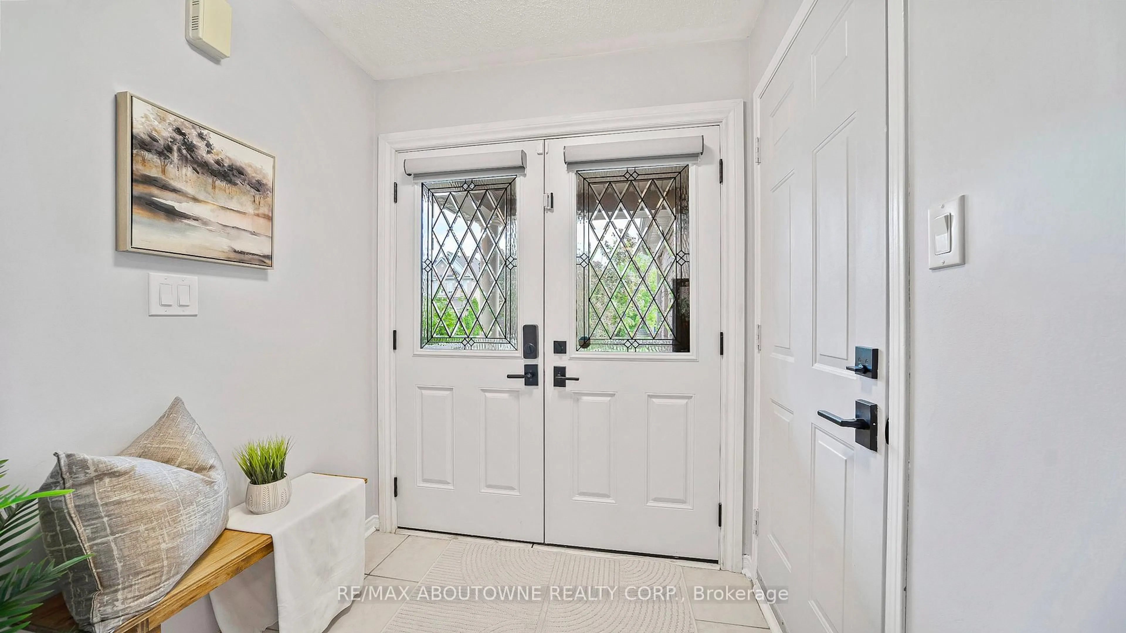 Indoor entryway for 3153 Baron Dr, Mississauga Ontario L5M 6V6