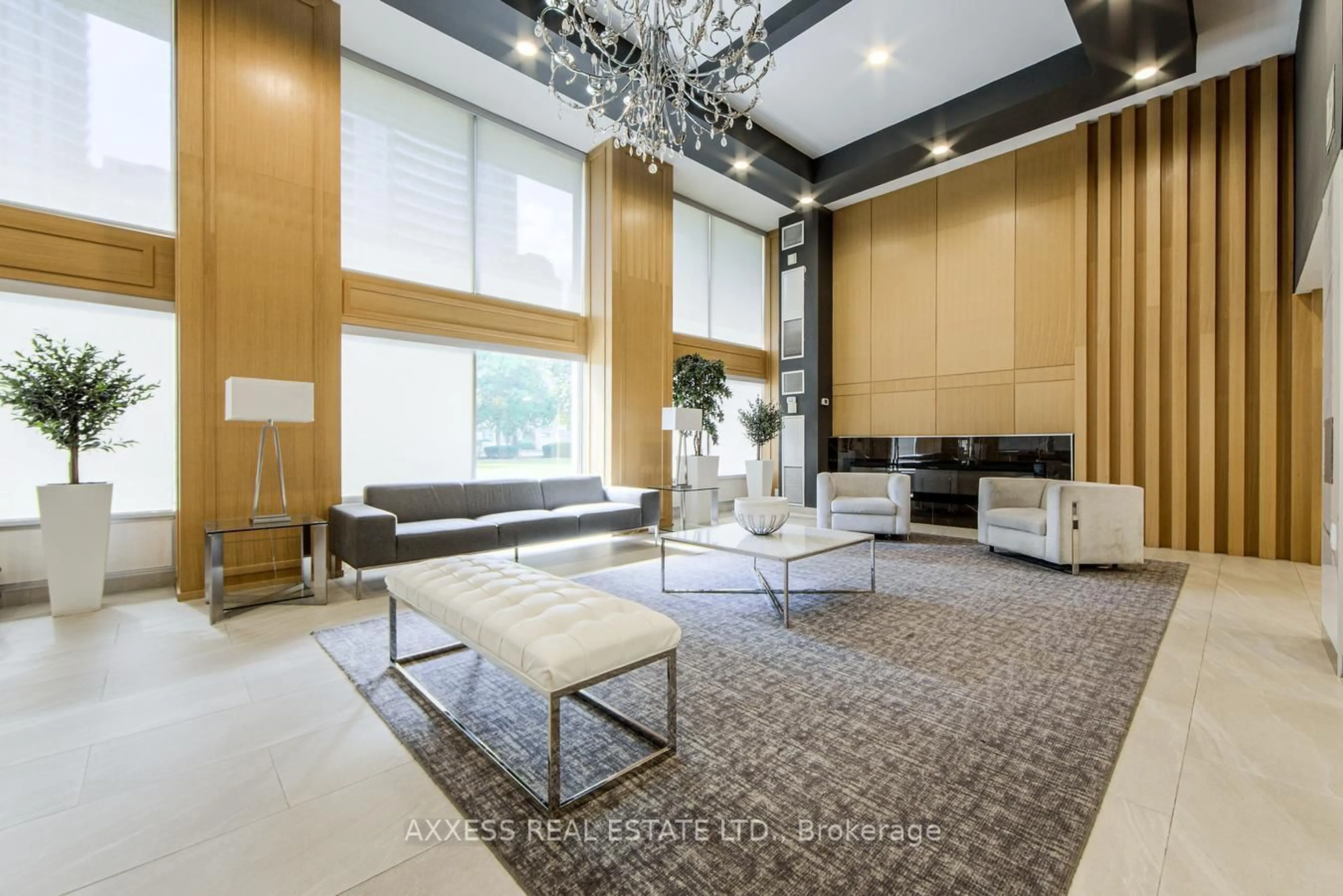 Indoor foyer for 3590 Kaneff Cres #609, Mississauga Ontario L5A 3X3