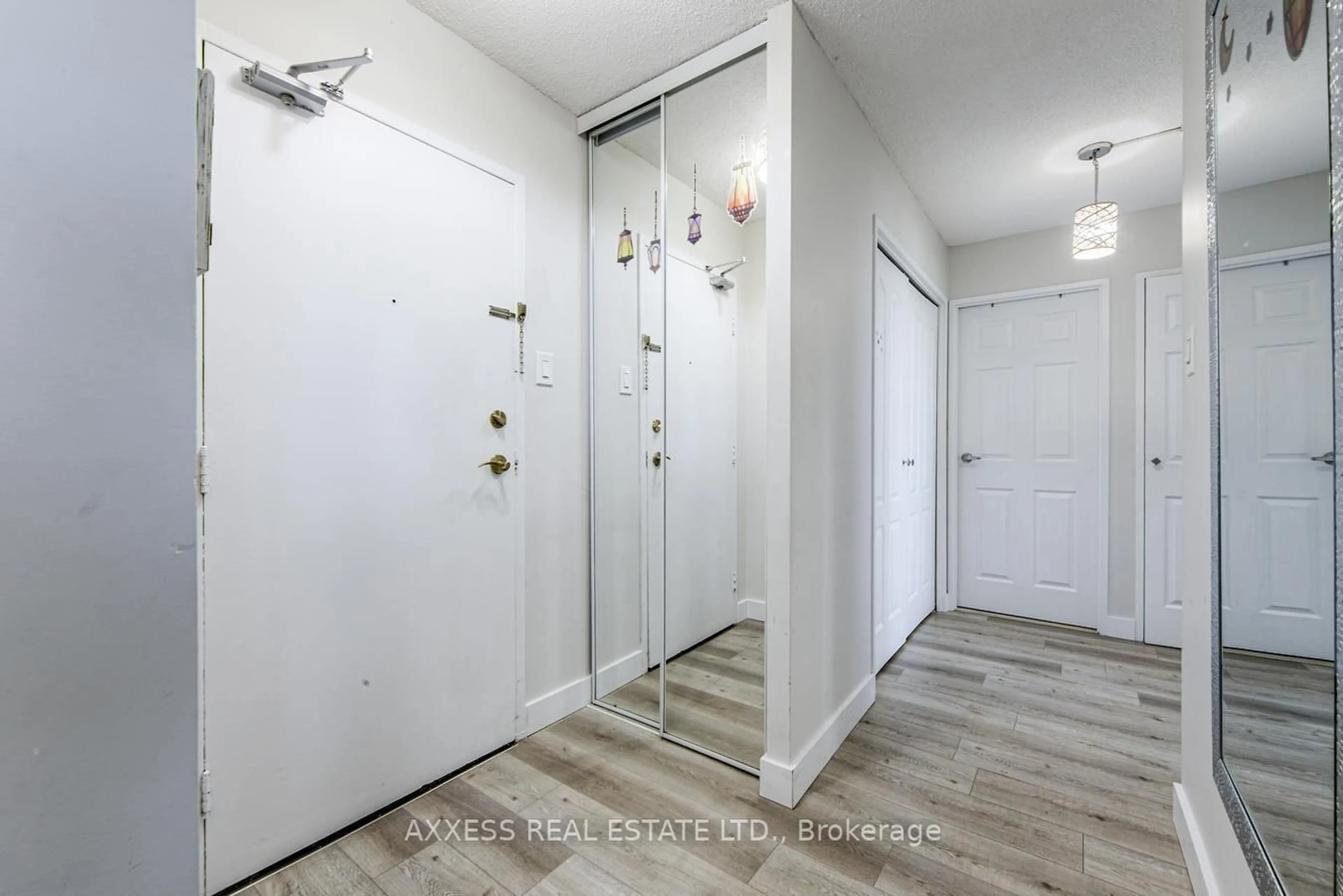 Indoor entryway for 3590 Kaneff Cres #609, Mississauga Ontario L5A 3X3