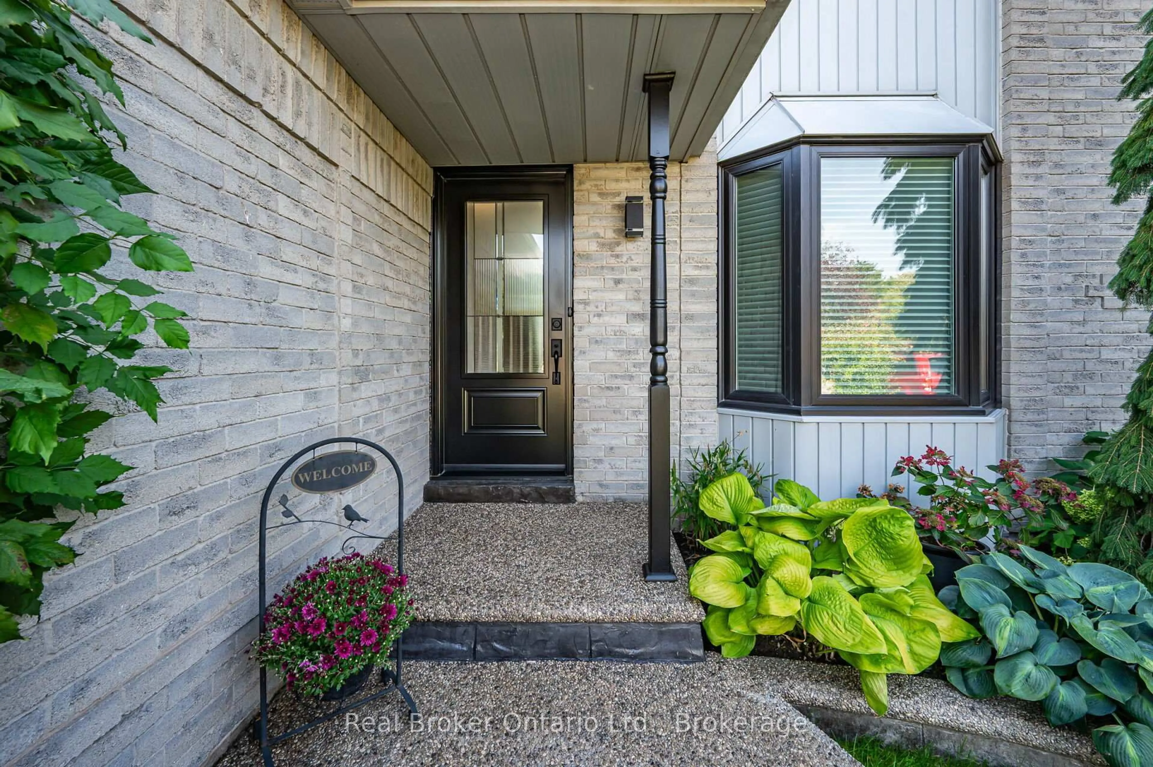 Indoor entryway for 163 Ross Lane, Oakville Ontario L6H 5K3