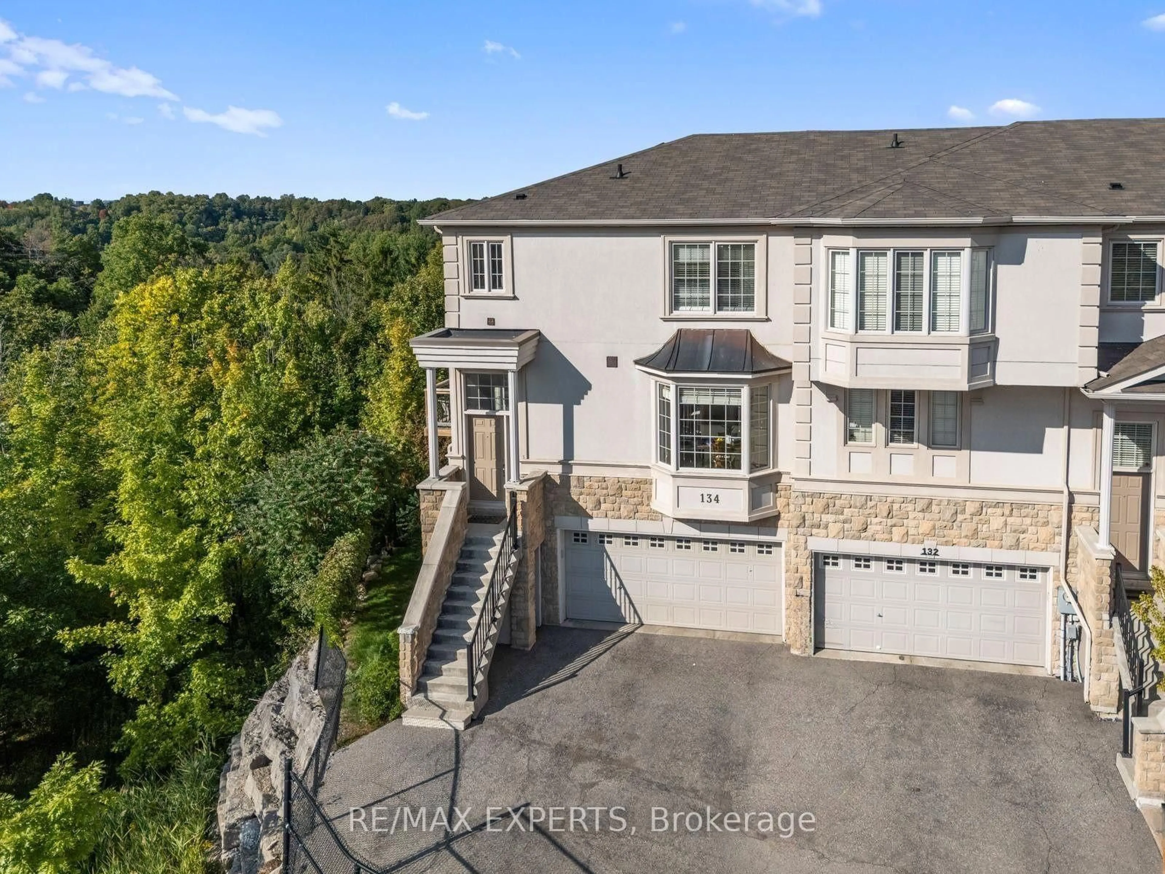A pic from outside/outdoor area/front of a property/back of a property/a pic from drone, unknown for 134 Rolling Hills Lane, Caledon Ontario L7E 4E1