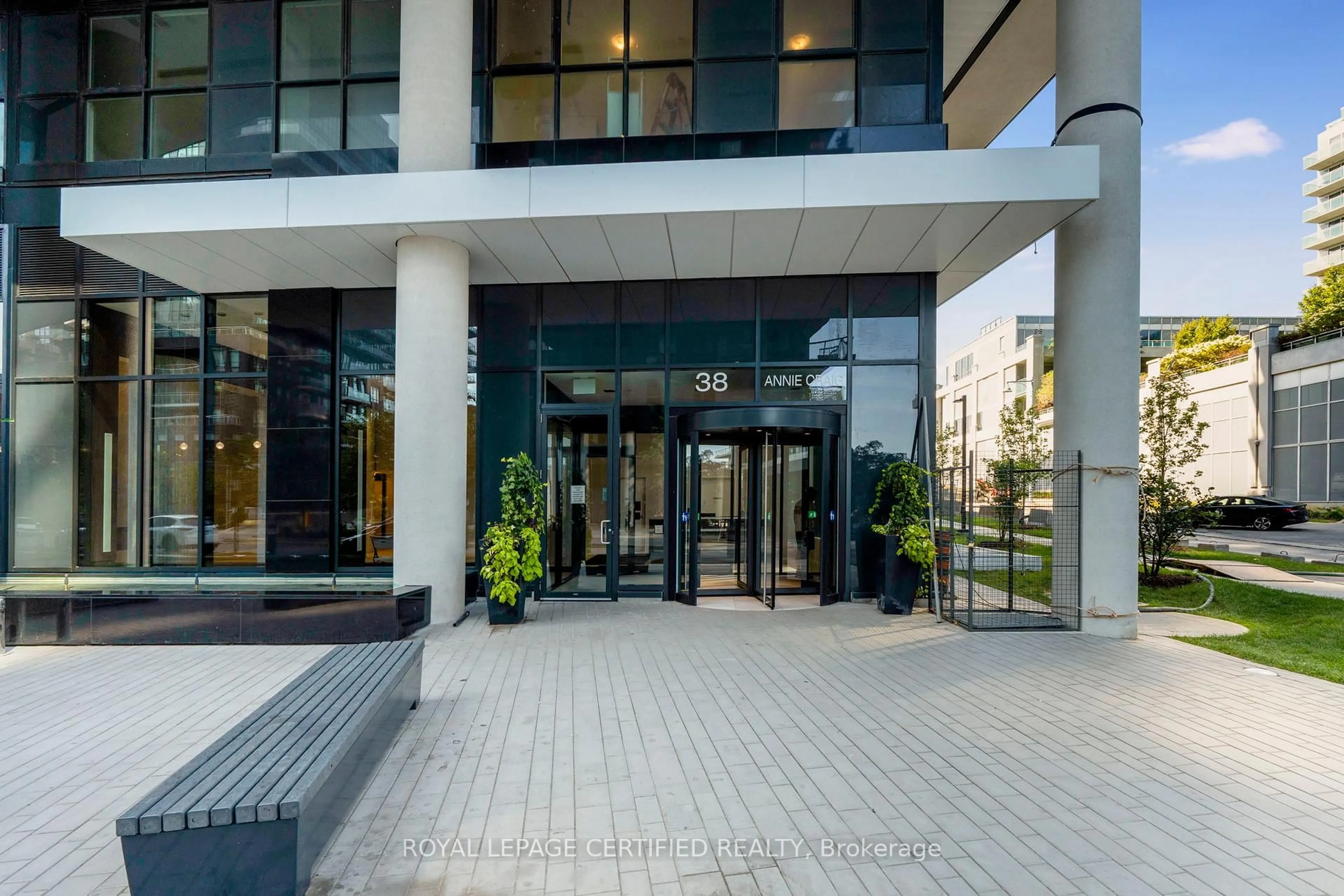 Indoor foyer for 38 Annie Craig Dr #2108, Toronto Ontario M8Z 0B4