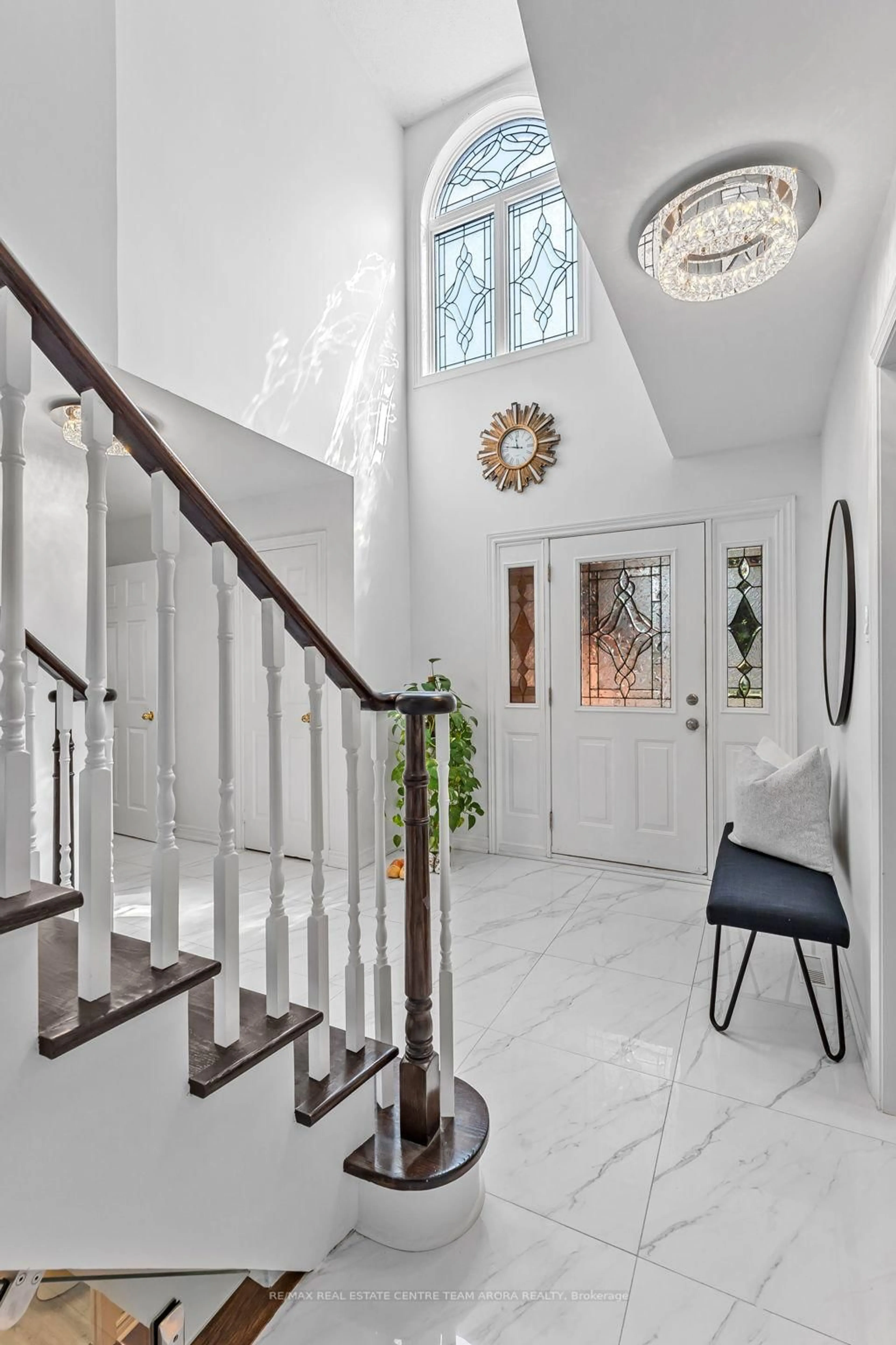 Indoor entryway for 2816 Rosewood Lane, Oakville Ontario L6J 7M5